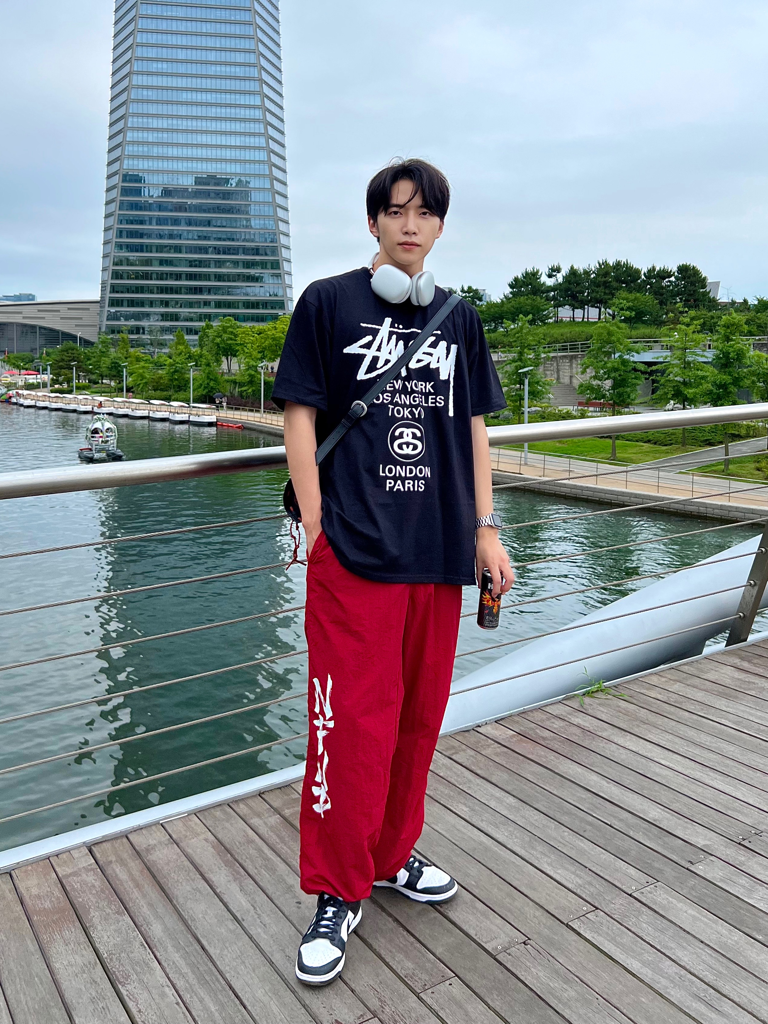 Stussy World Tour T-Shirt Black, Nike Dunk Low Retro Black 착용 스타일 - 1