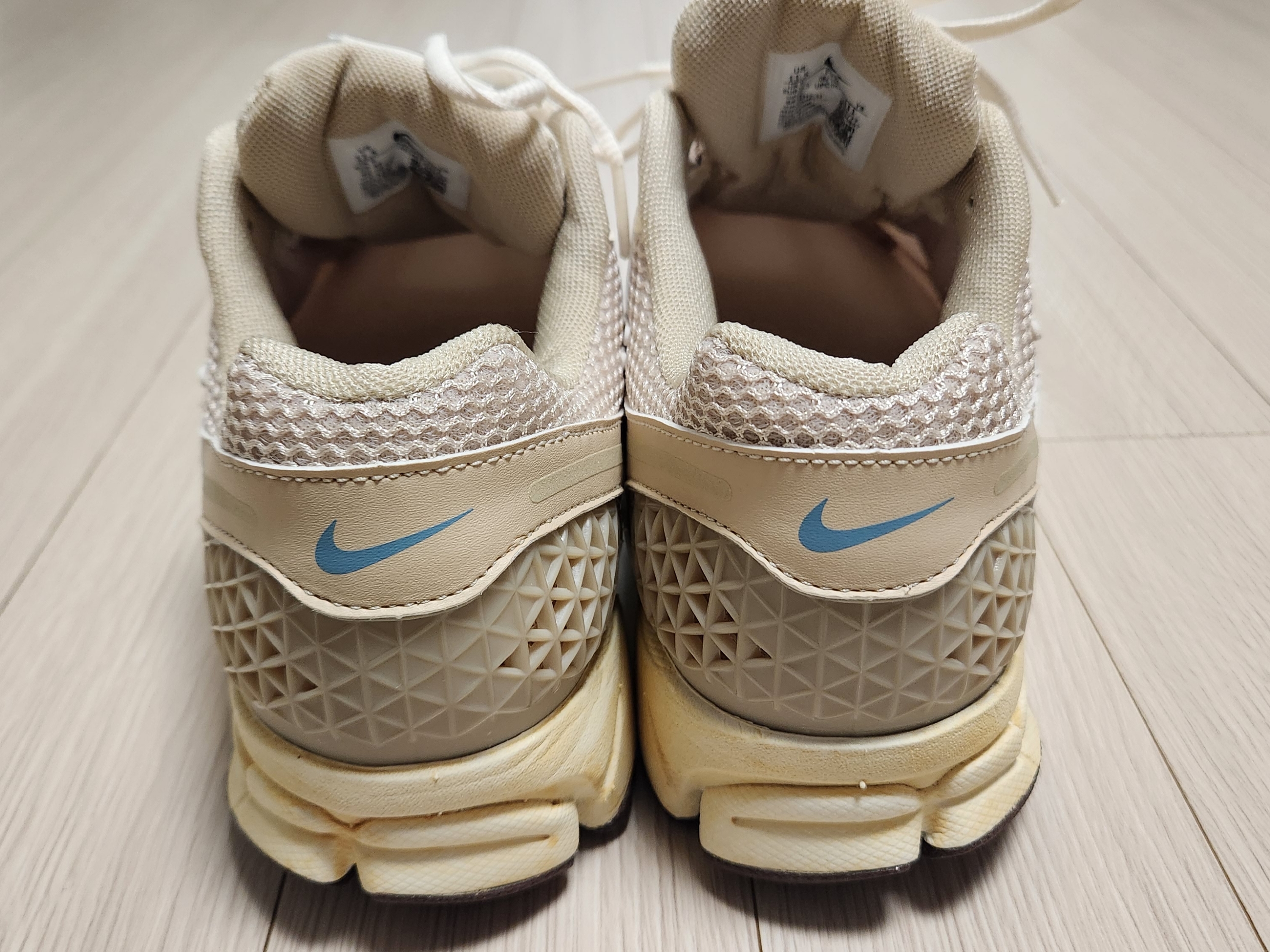 (W) Nike Zoom Vomero 5 Oatmeal 착용 스타일 - 3