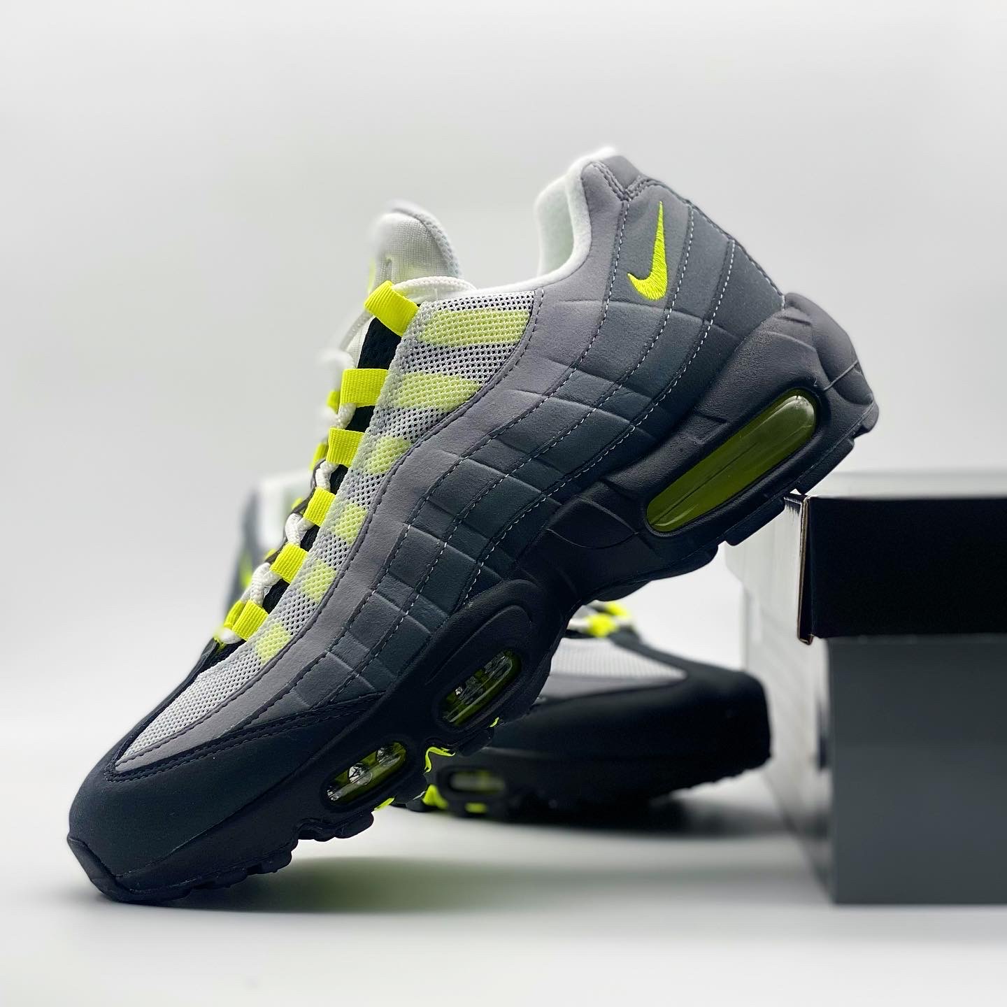 Nike Air Max 95 OG Neon Yellow 2020 착용 스타일 - 5