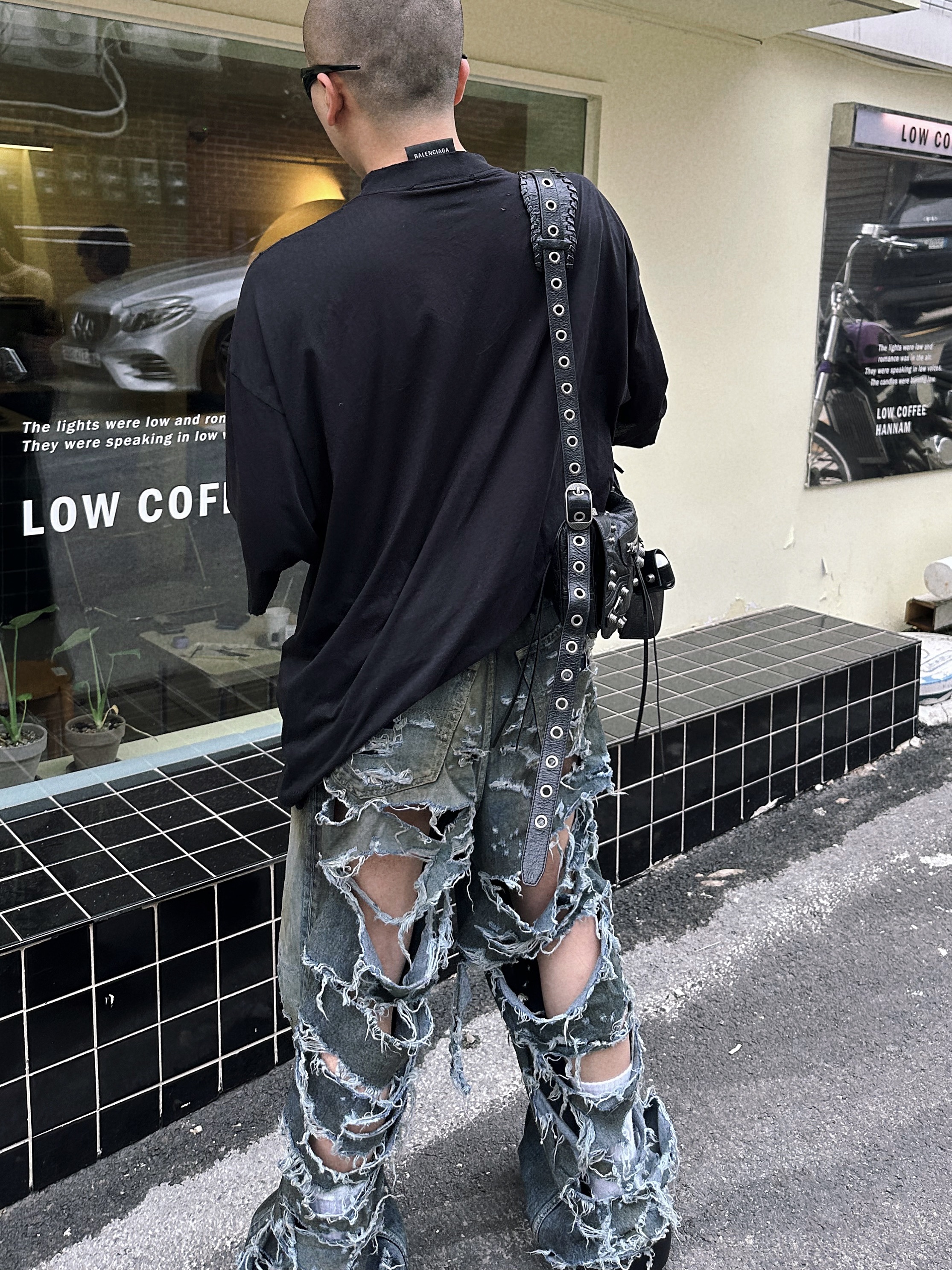 Balenciaga Super Destroyed Baggy Pants Light Blue, Balenciaga Styling Hotline T-Shirt Large Fit Faded Black 착용 스타일