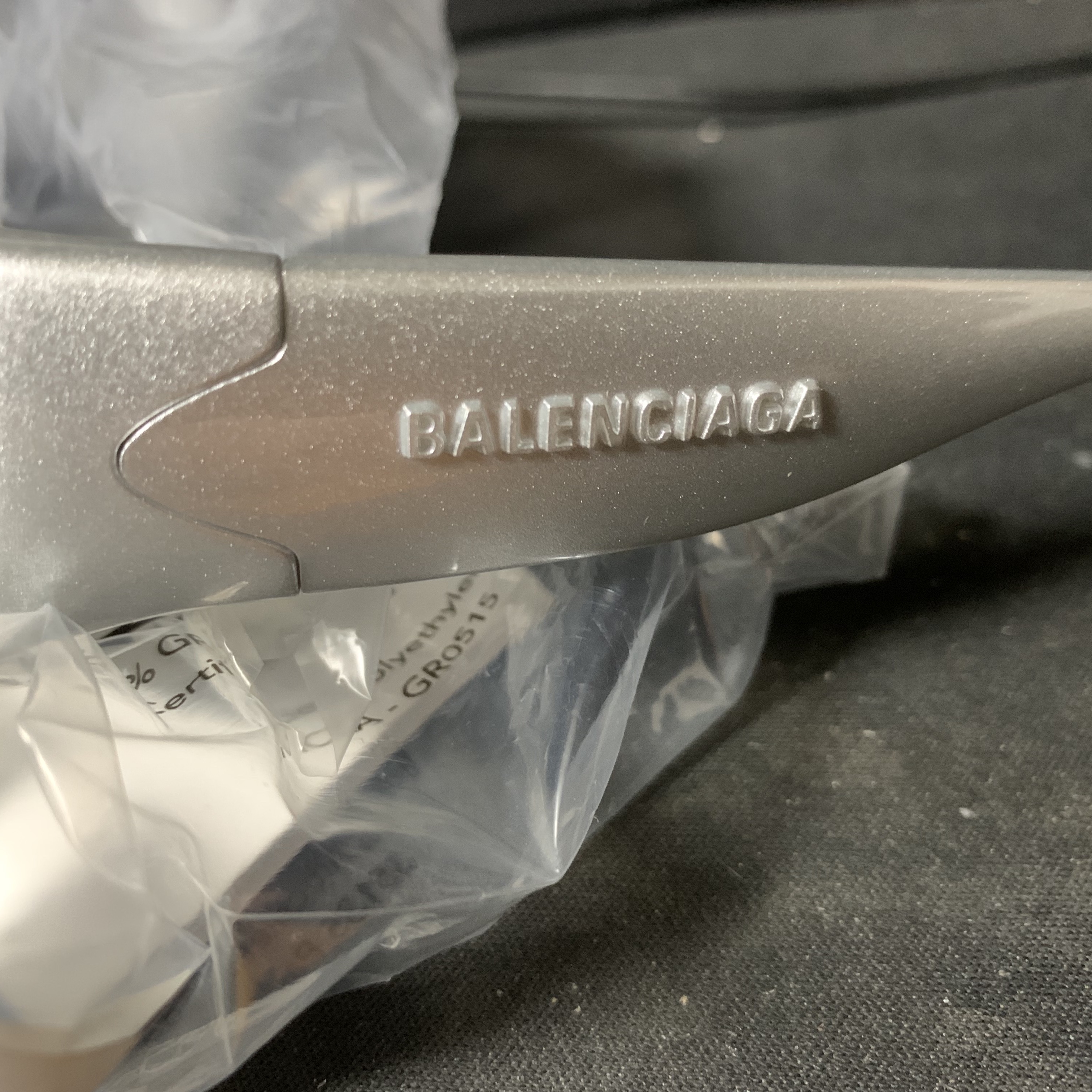 Balenciaga Swift Oval Sunglasses Silver 착용 스타일 - 2