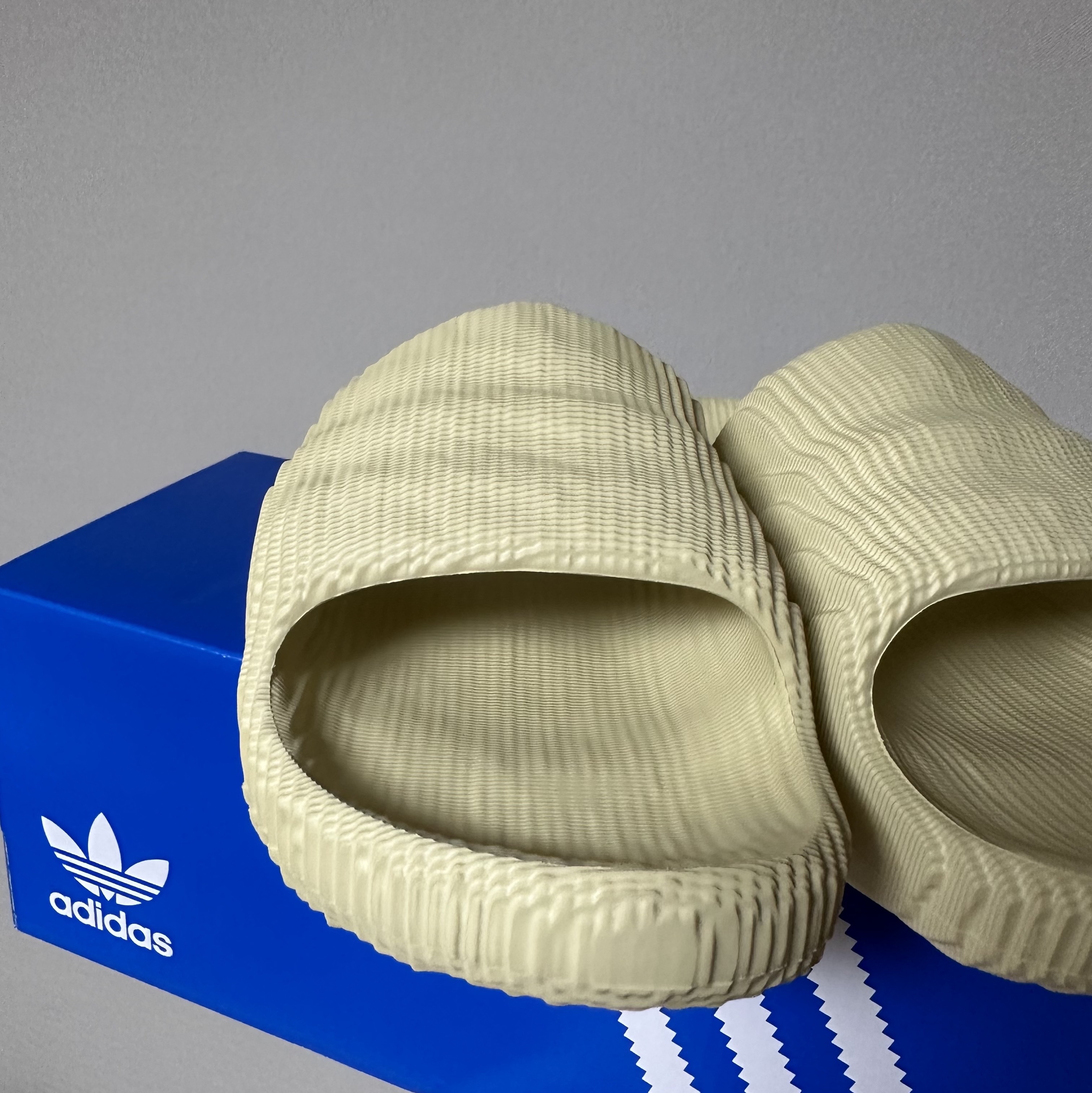 Adidas Adilette 22 Desert Sand 착용 스타일