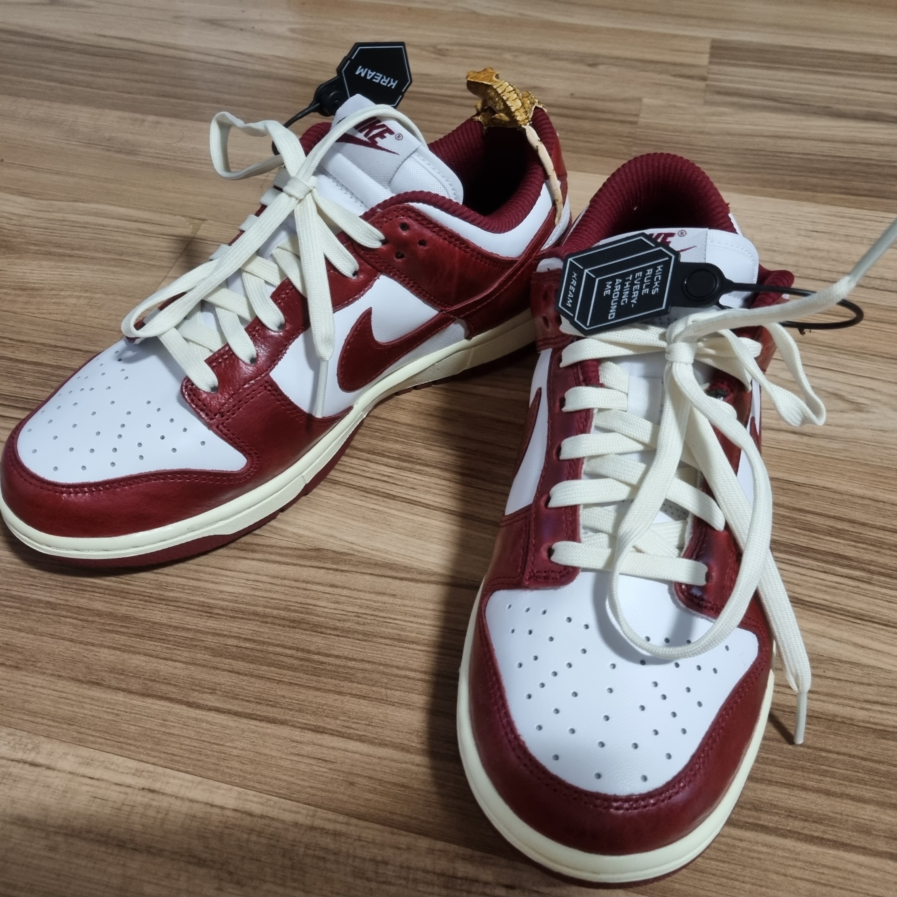 (W) Nike Dunk Low Retro PRM Team Red and White 착용 스타일 - 1