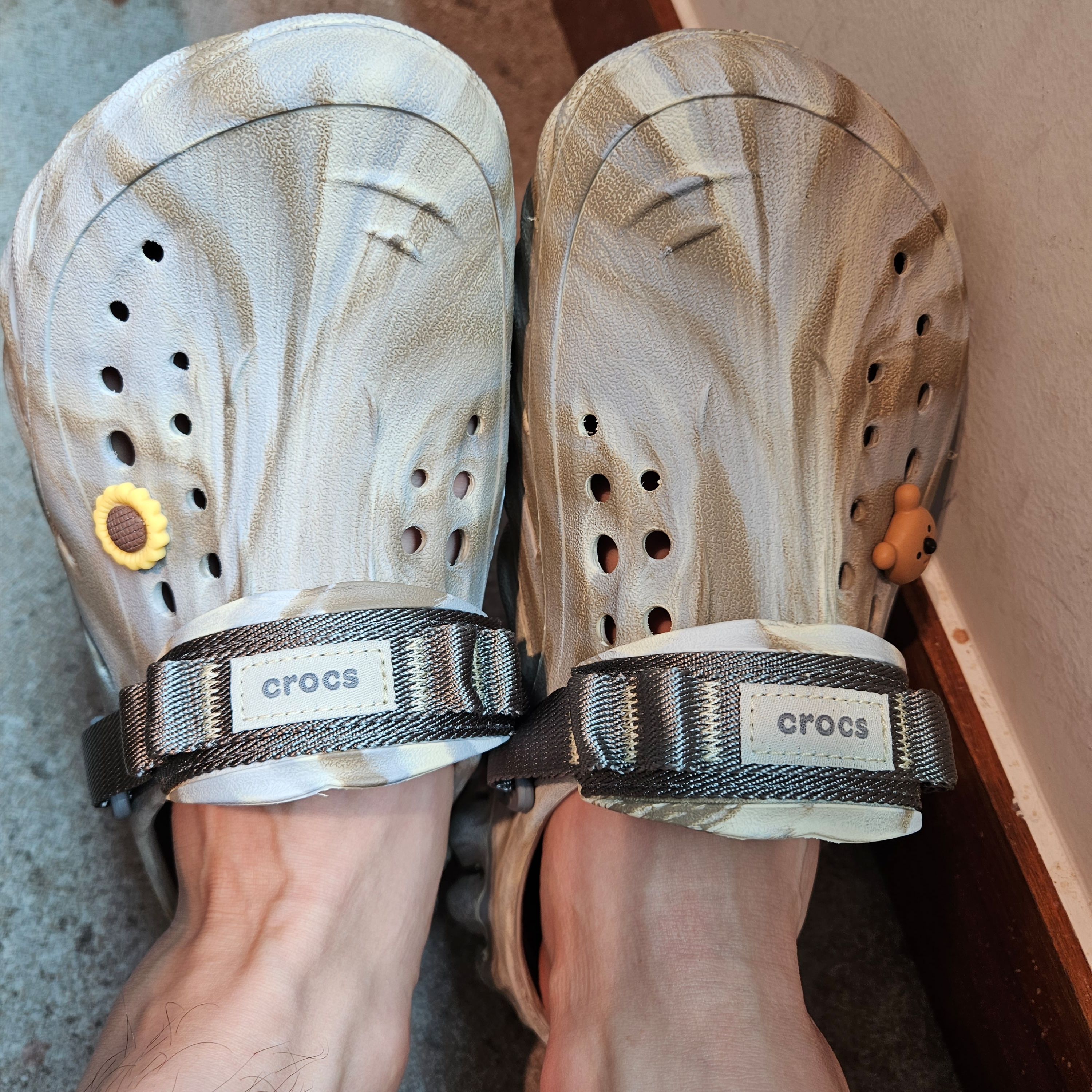Crocs Echo Marbled Clog Bone Multi 착용 스타일