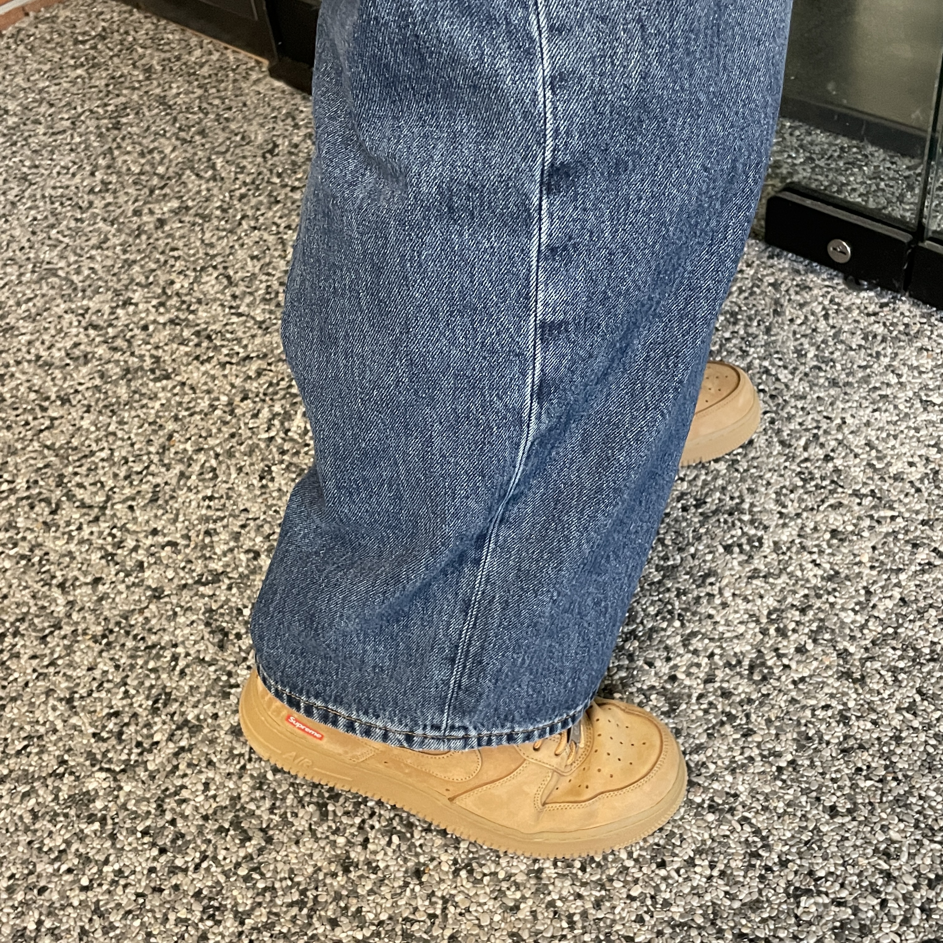 Nike x Supreme Air Force 1 Low Flax, Jordan 1 x Travis Scott x Fragment Retro Low OG SP Military Blue 착용 스타일 - 2