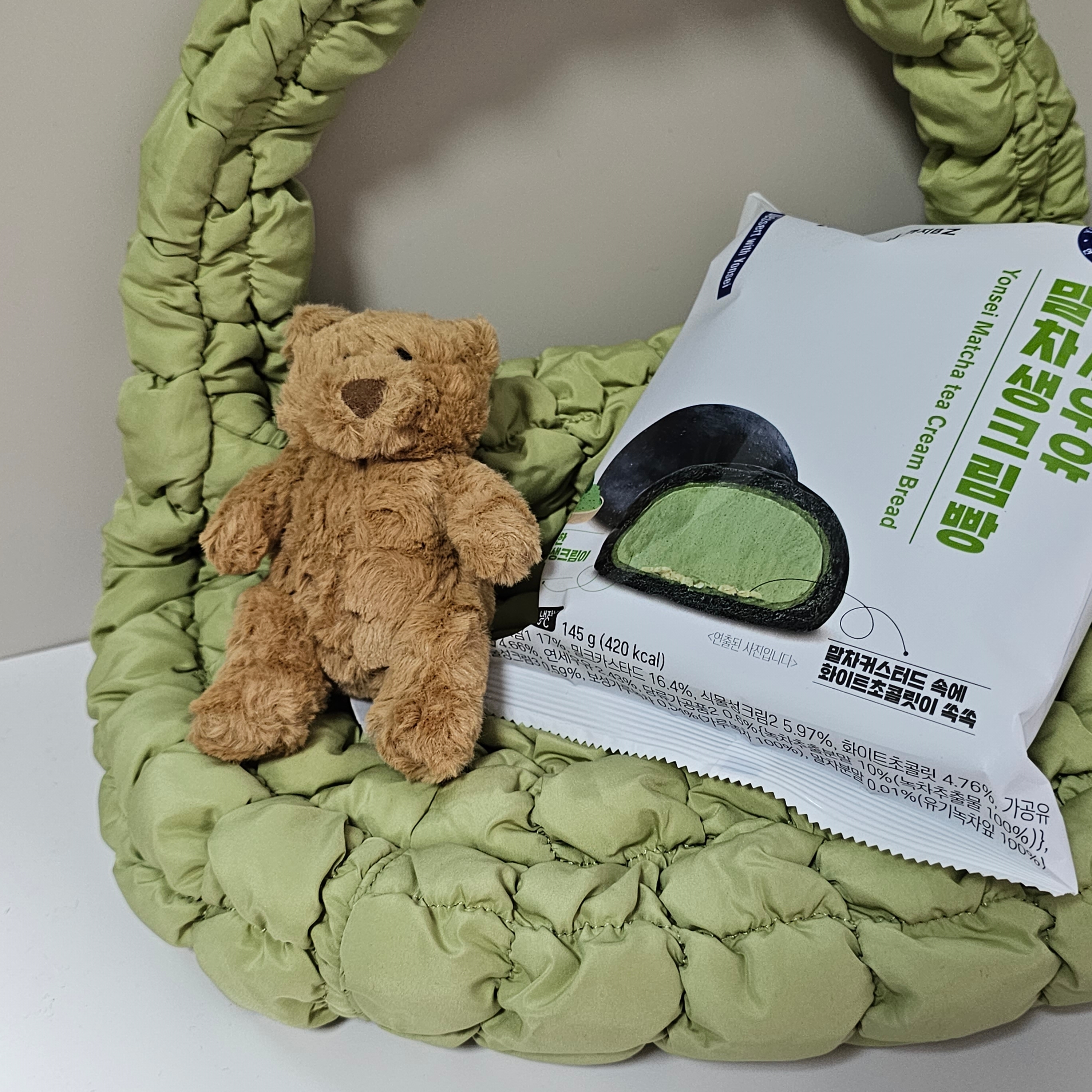 Jellycat Bartholomew Bear Bag Charm Brown, COS Quilted Mini Bag Light Green 착용 스타일 - 2