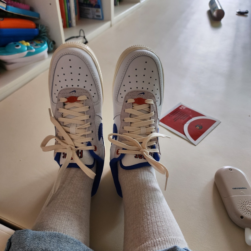 (W) Nike Air Force 1 '07 LX University Blue and Summit White 착용 스타일 - 2