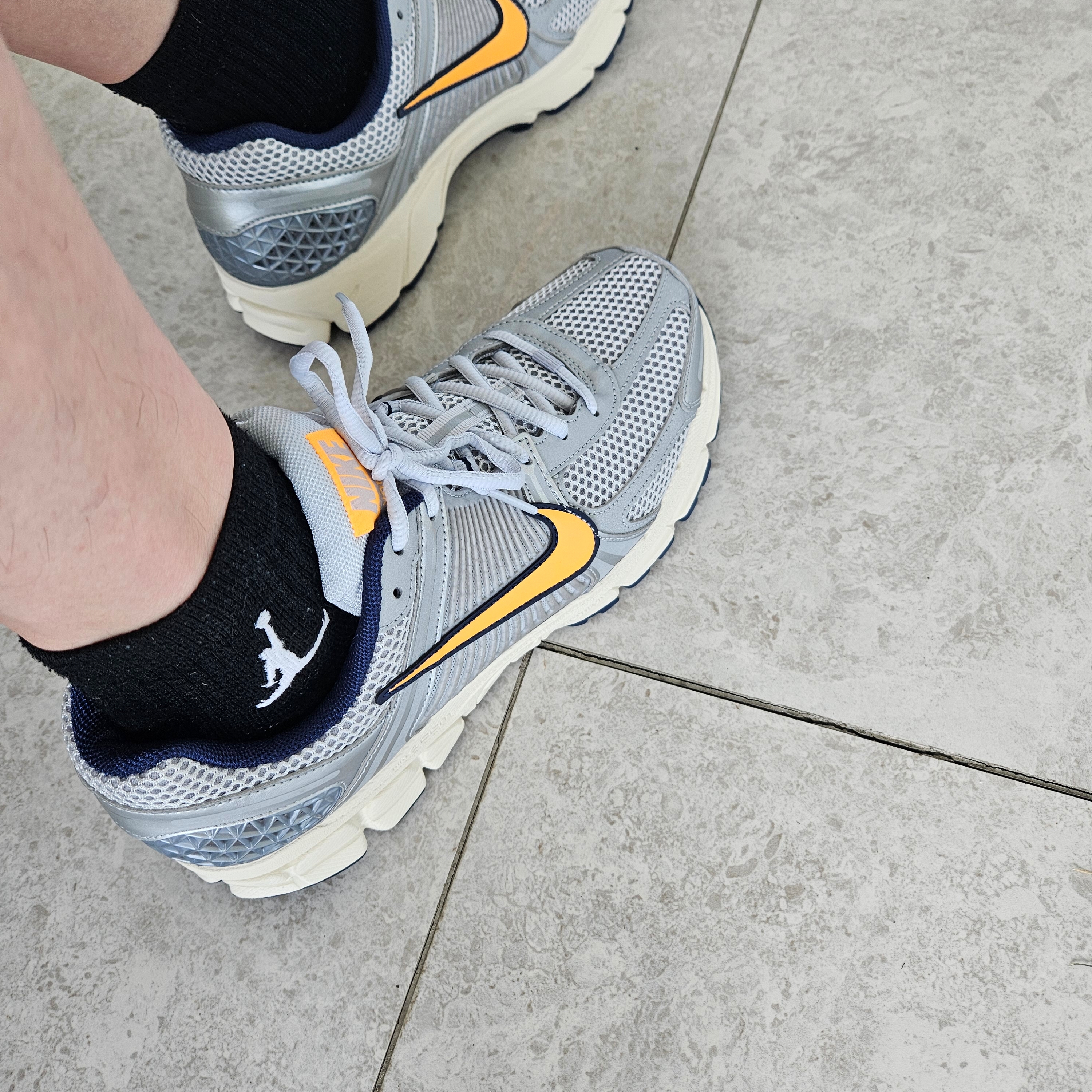Nike Zoom Vomero 5 Pure Platinum and Laser Orange 착용 스타일