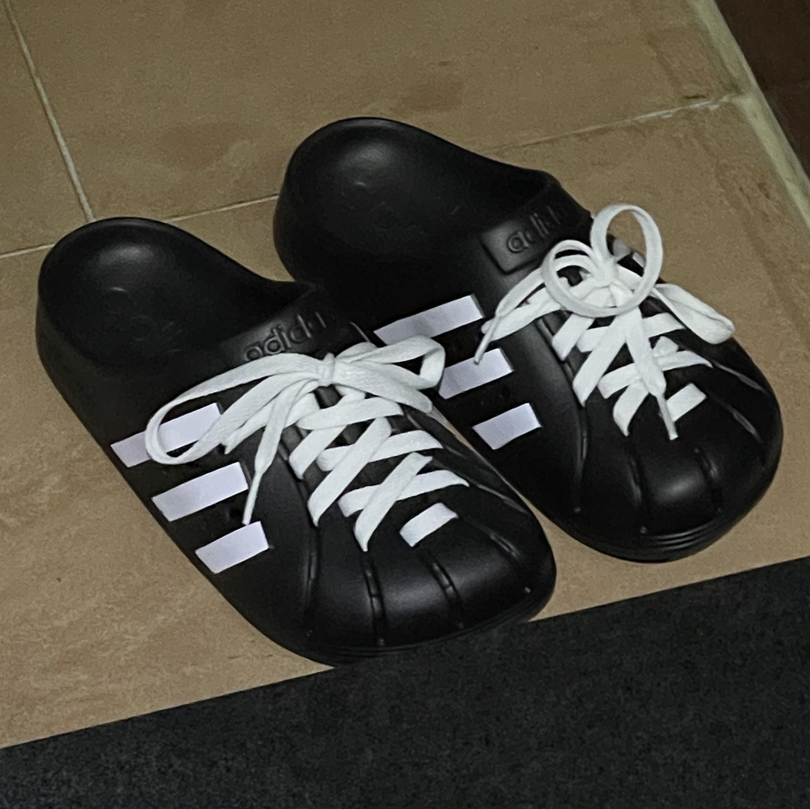 Adidas Adilette Clog Black White 착용 스타일