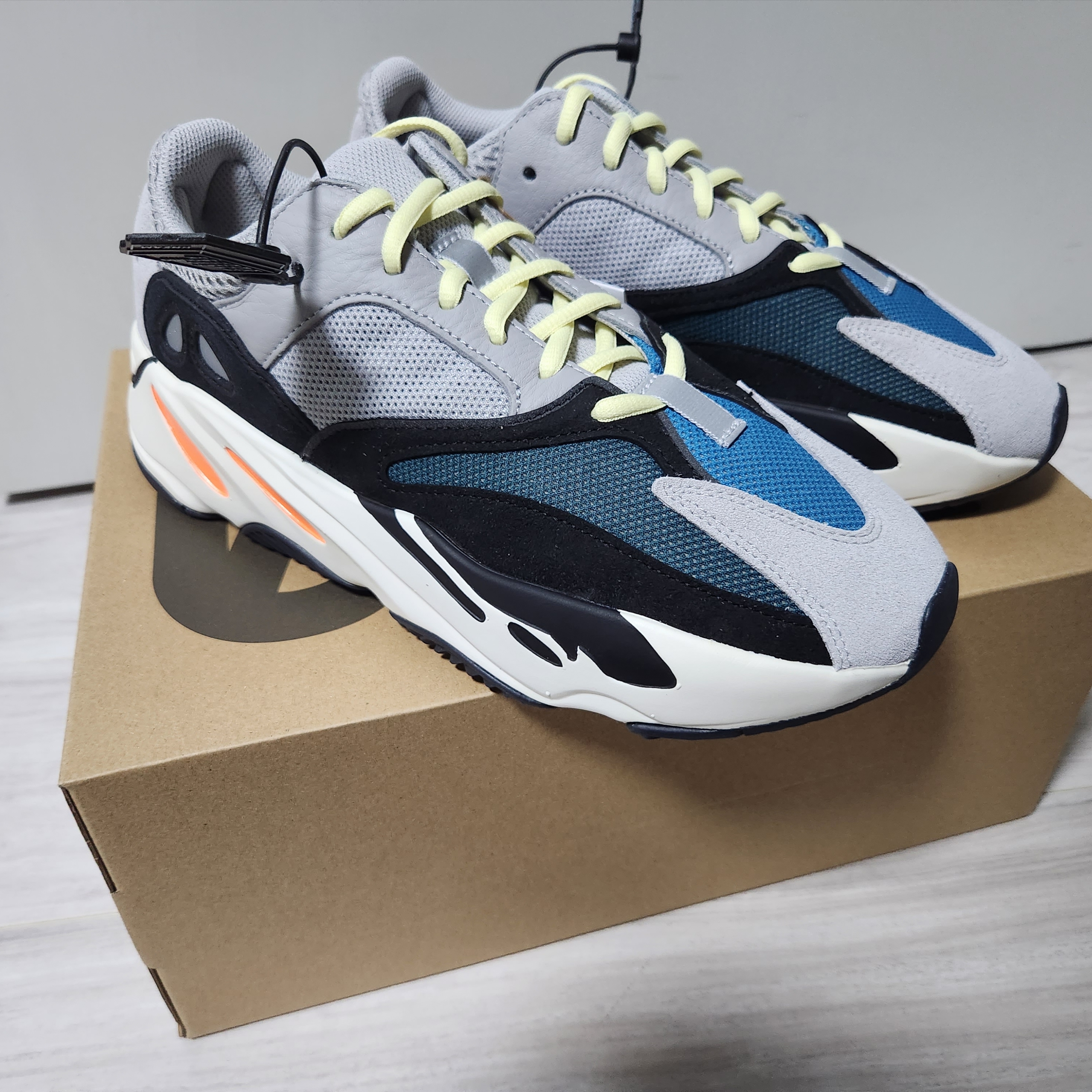 Adidas Yeezy Boost 700 Wave Runner Solid Grey 2021/2022 착용 스타일 - 1