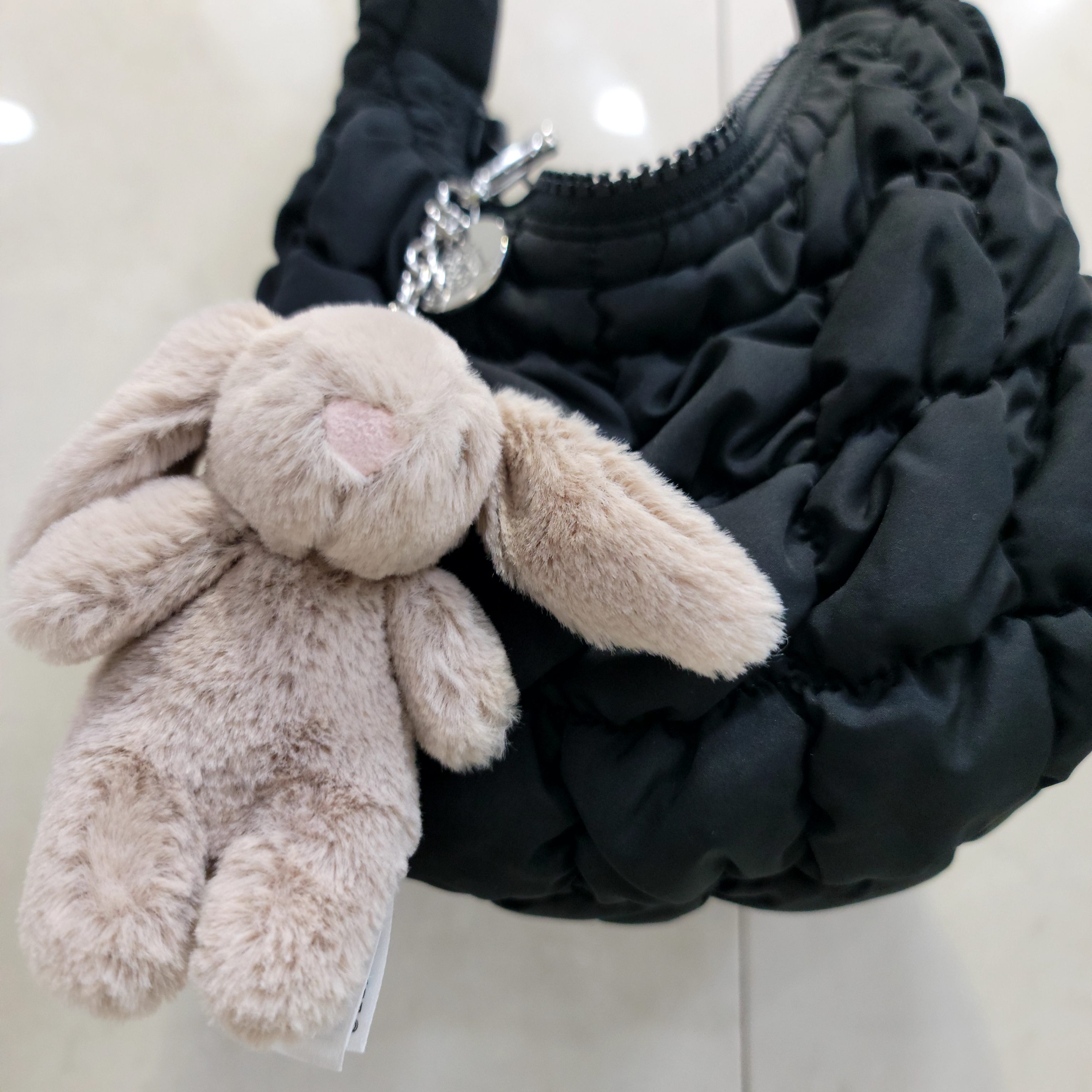 Jellycat Bashful Bunny Bag Charm Beige 착용 스타일