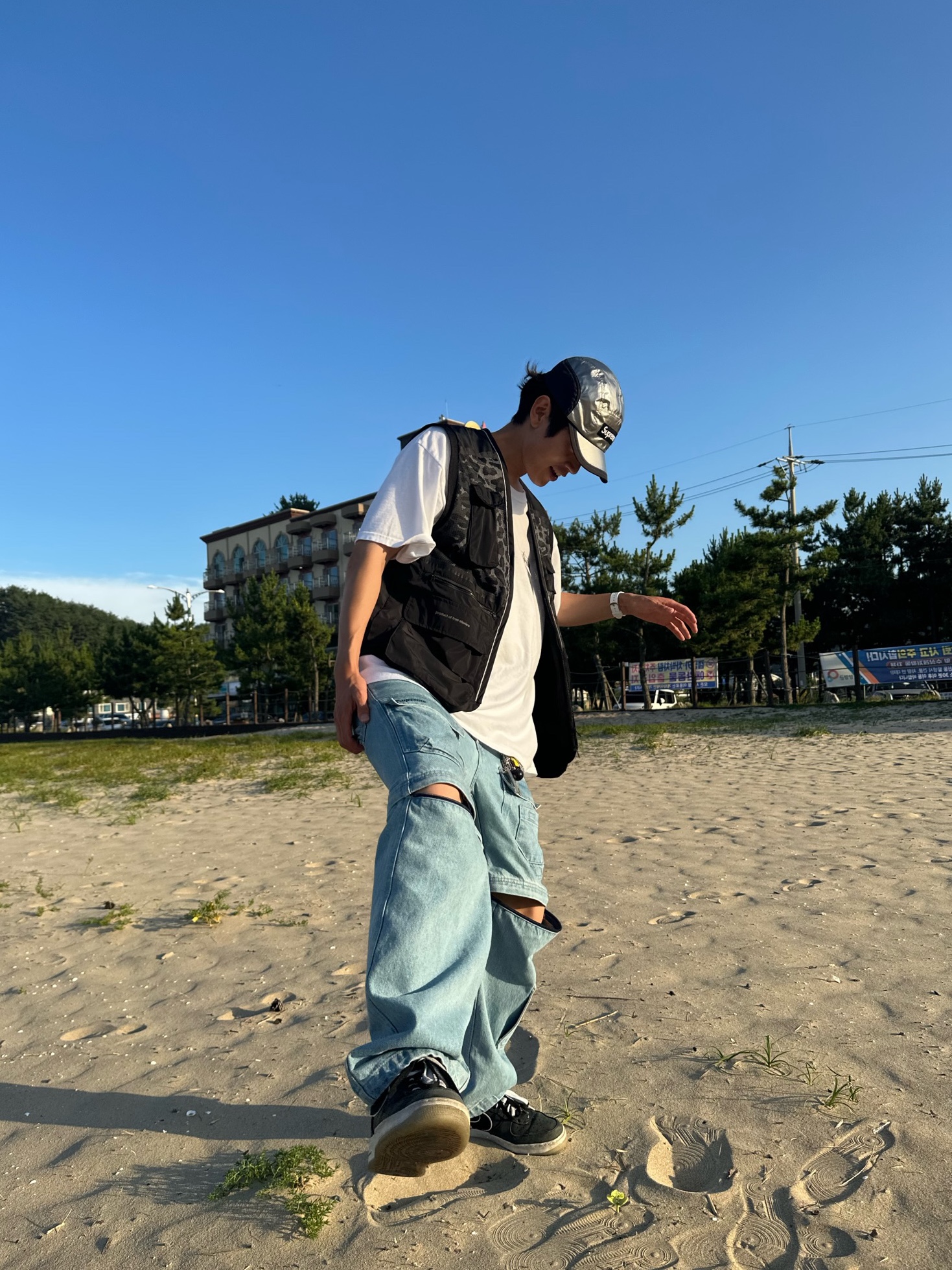 Stussy 8 Ball T-Shirt White - 22SS, Supreme Zip-Off Utility Pants Denim - 21FW 착용 스타일 - 1