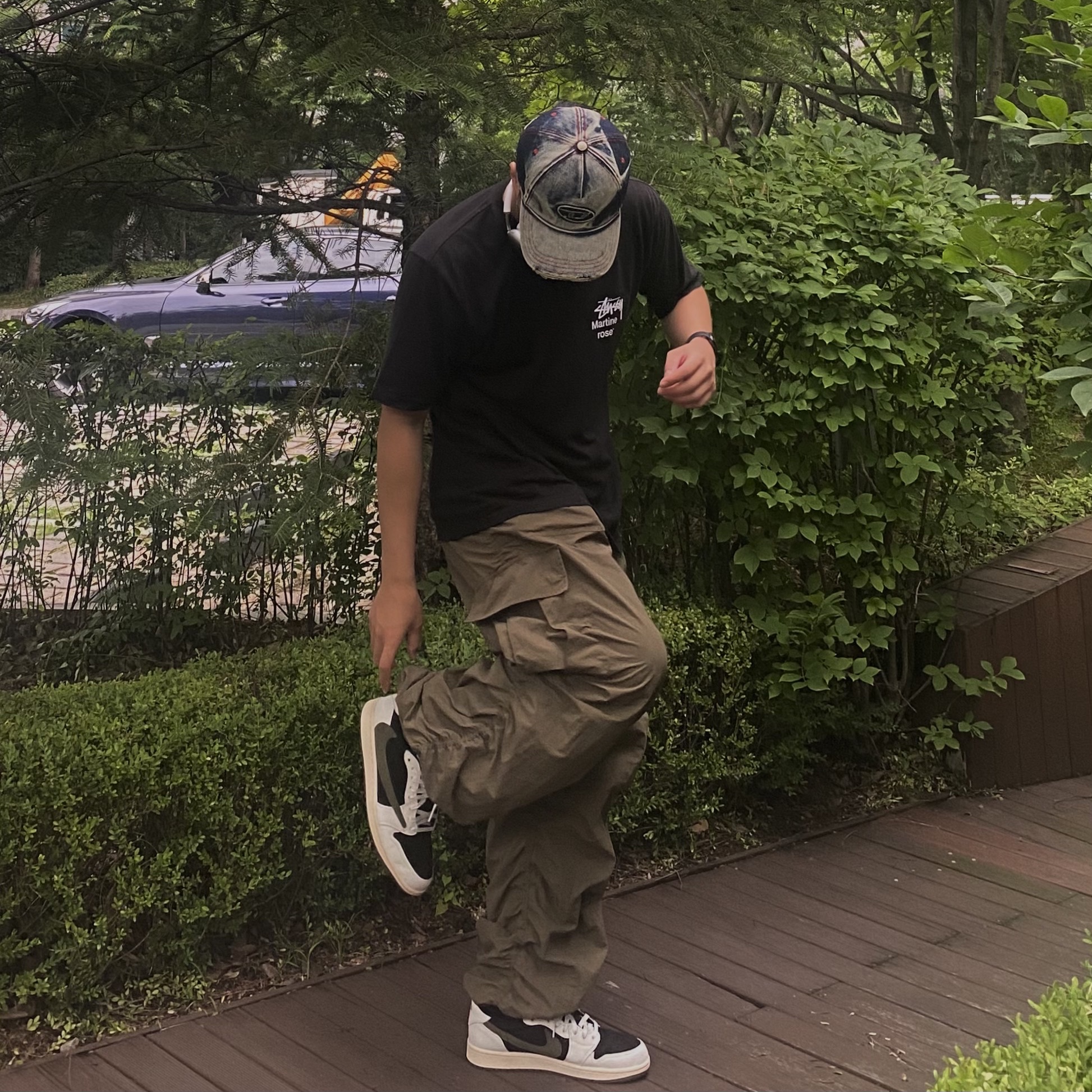 (W) Jordan 1 x Travis Scott Retro Low OG SP Medium Olive, Stussy x Martine Rose Collage Pigment Dyed T-Shirt Black 착용 스타일 - 2