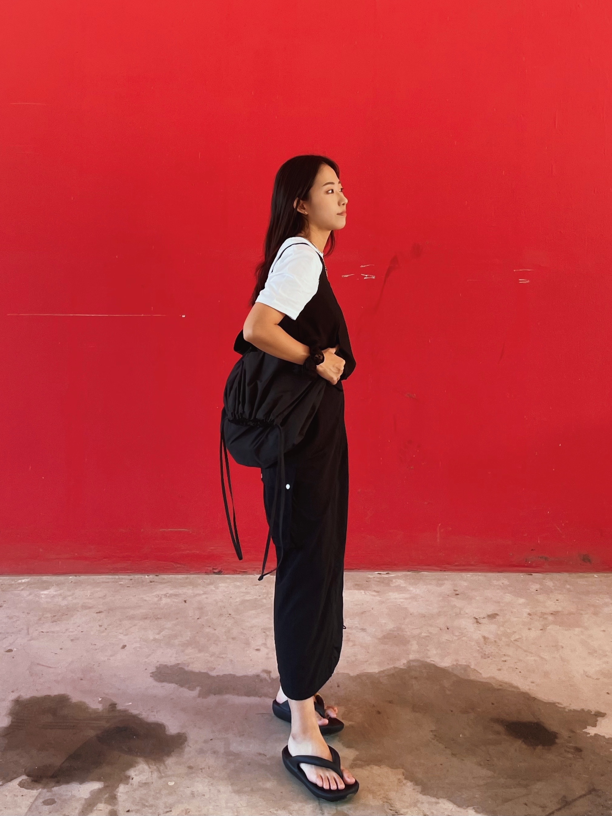 Taw&Toe Flip Flop Zerovity Bio Black, Uniqlo U Drawstring Shoulder Bag Black 착용 스타일 - 1