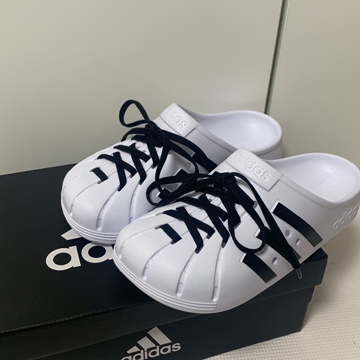 Adidas Adilette Clog White Black 착용 스타일