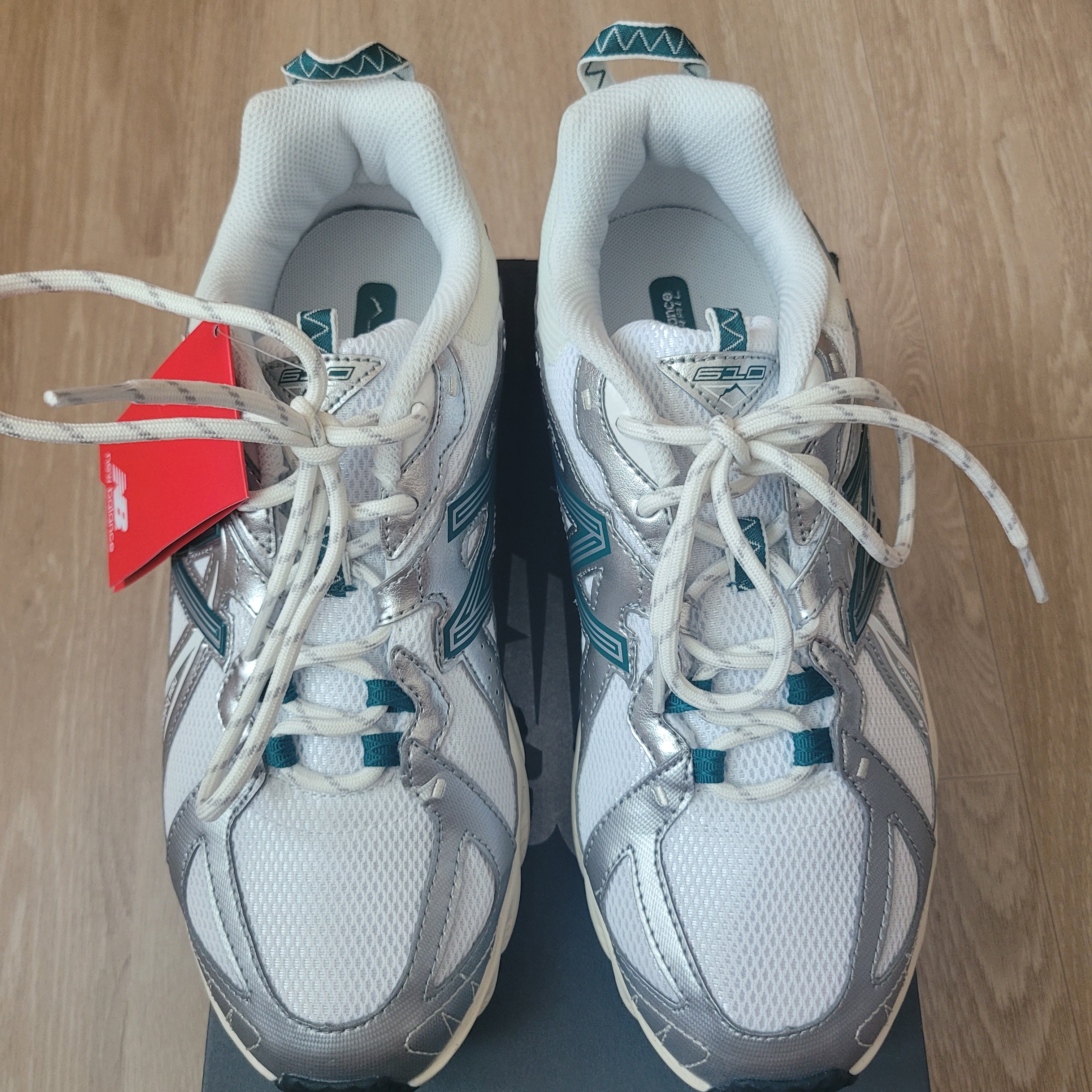 New Balance ML610T Metallic Silver - D Standard 착용 스타일 - 2