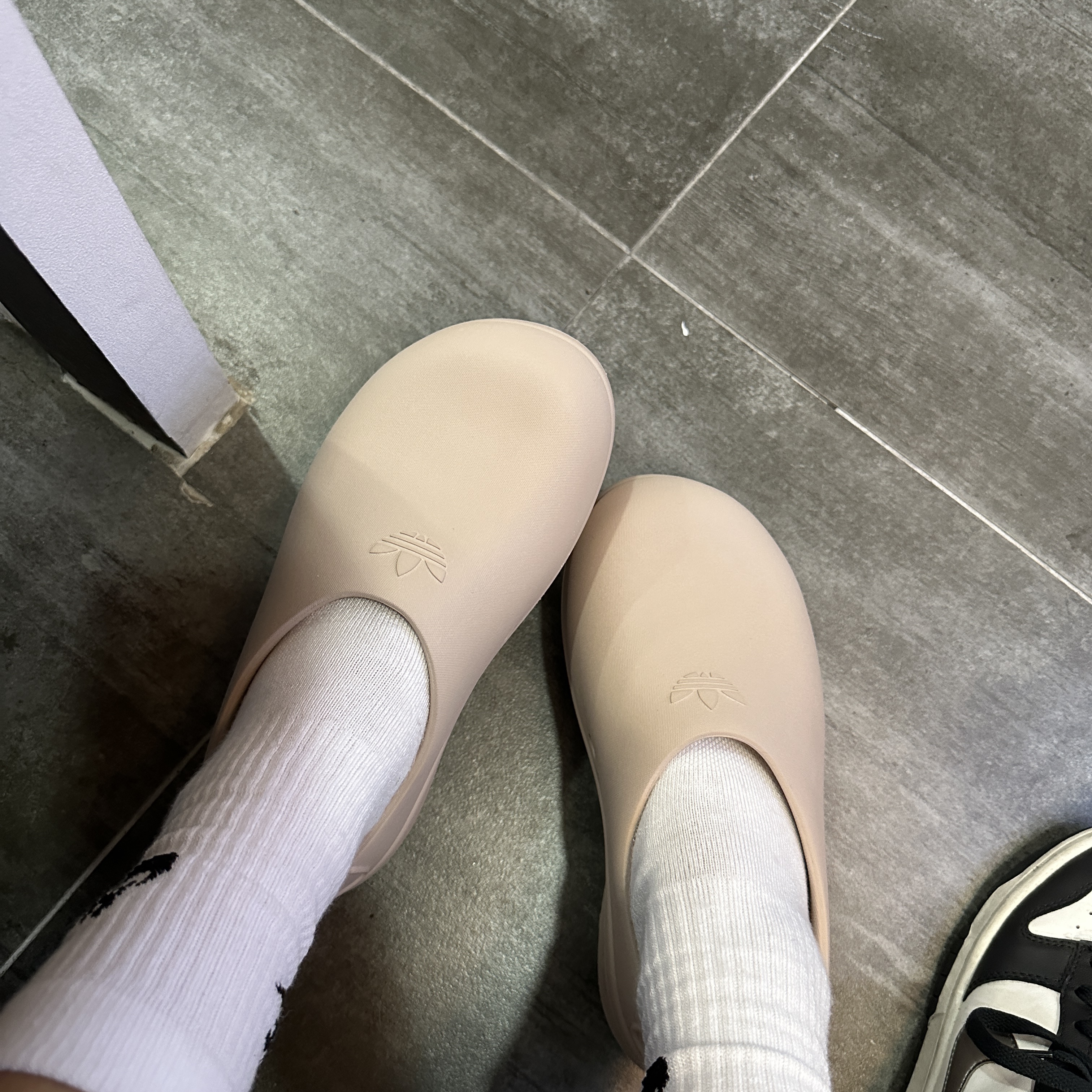 (W) Adidas Adifom Stan Smith Mule Wonder Taupe 착용 스타일