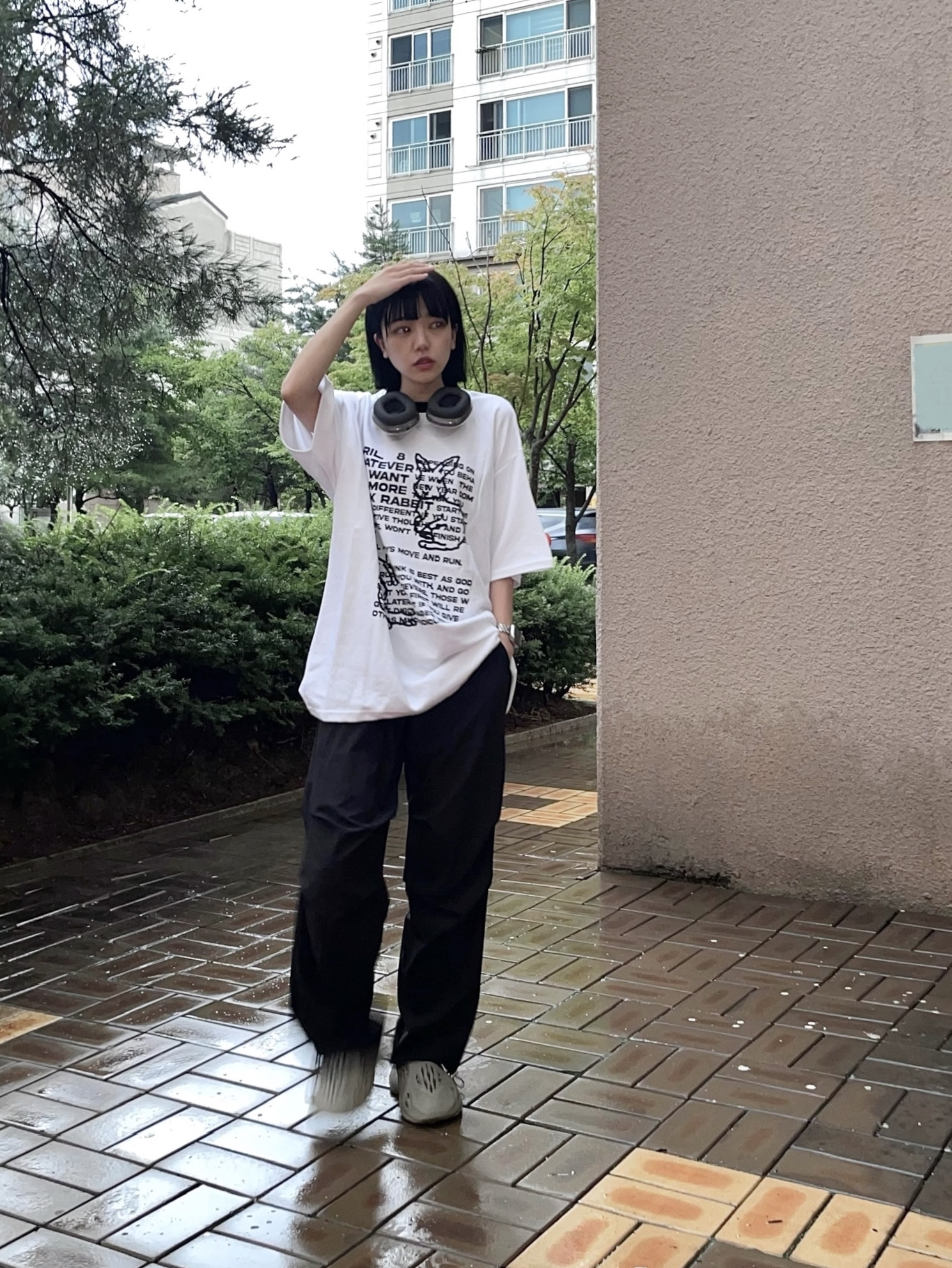 Adidas Yeezy Foam RNNR Stone Sage, Apple AirPods Max Lightning Space Gray (Korean Ver.) 착용 스타일 - 1