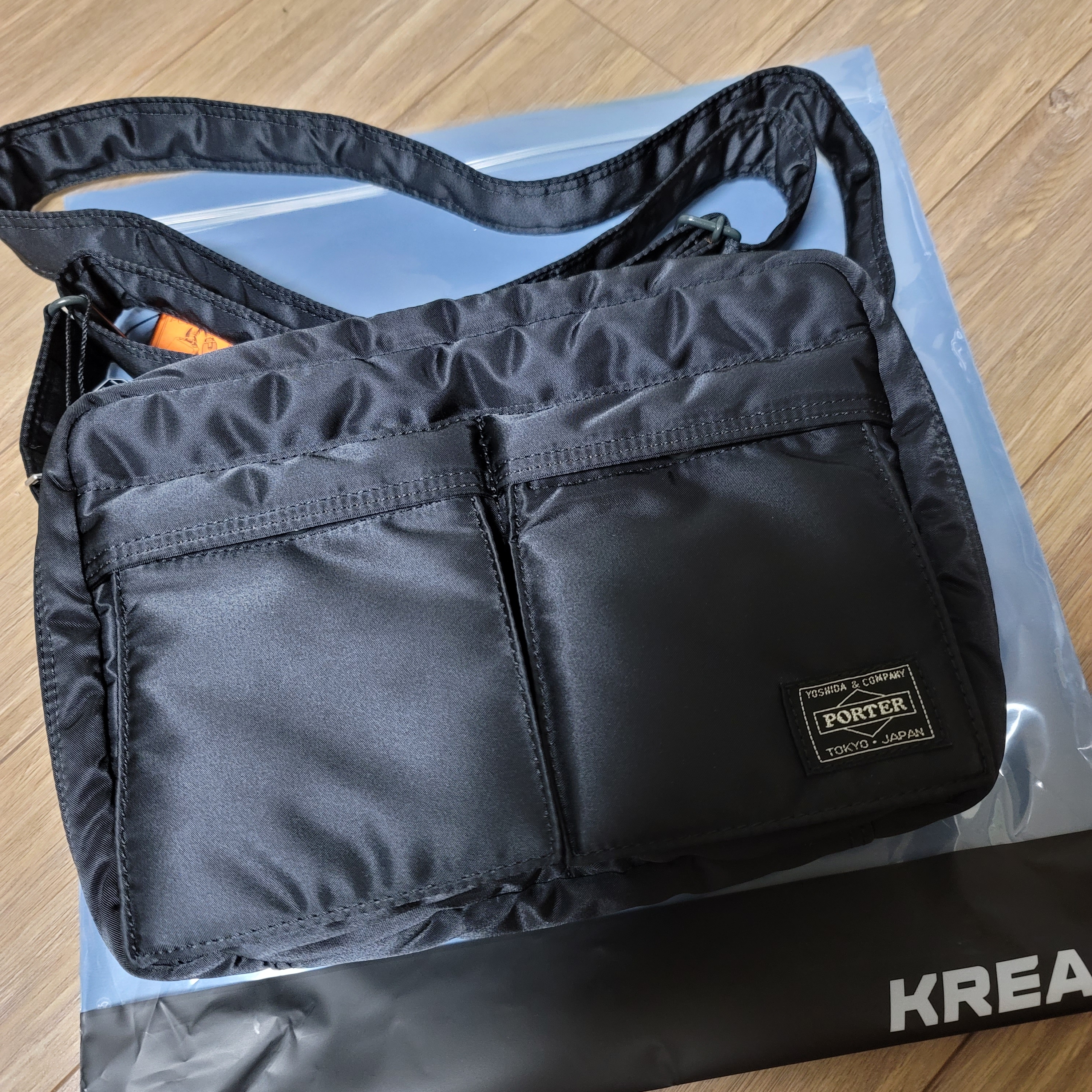 Porter Tanker Shoulder Bag S Black 착용 스타일