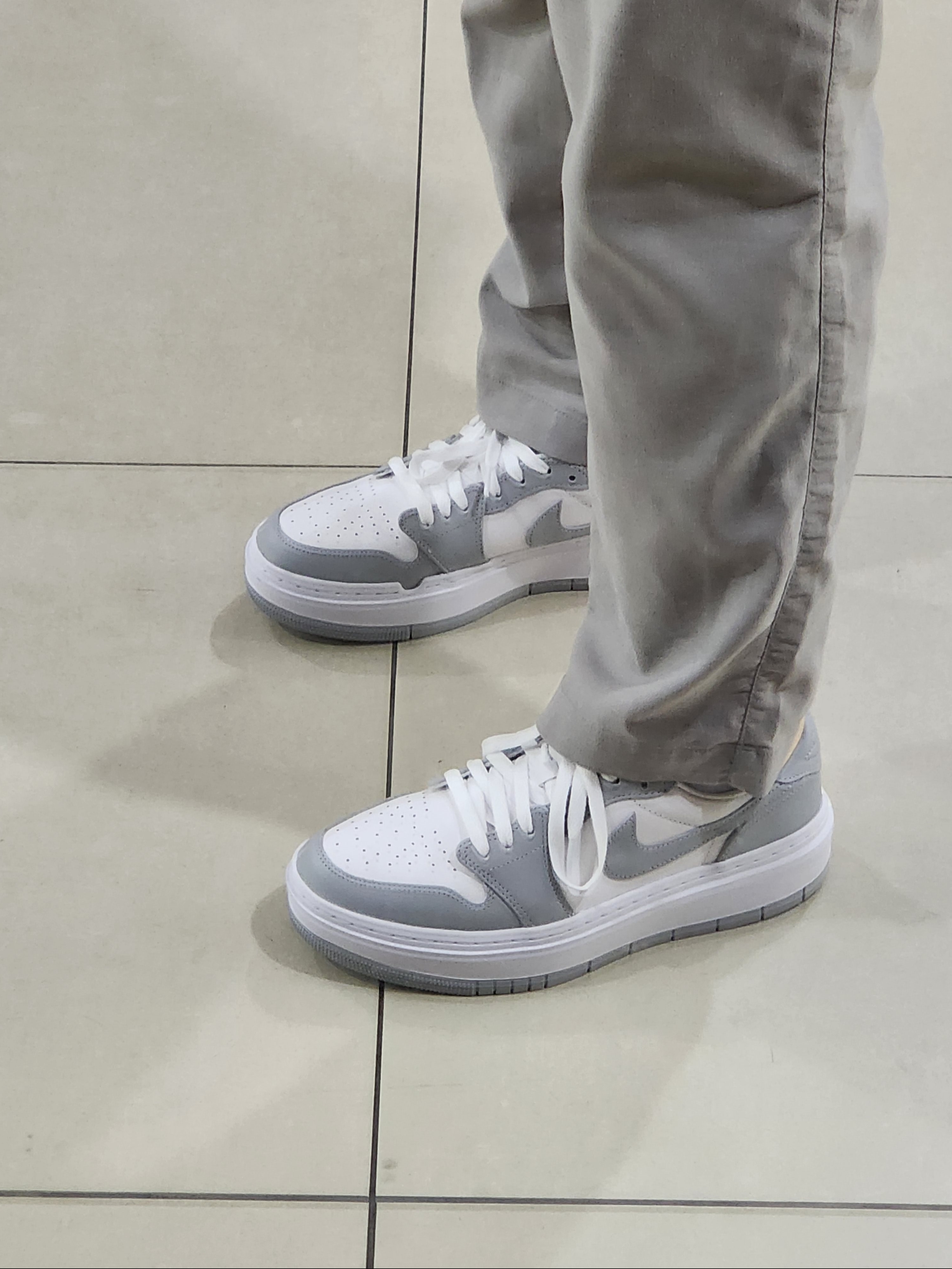(W) Jordan 1 Elevate Low White and Wolf Grey 착용 스타일 - 1