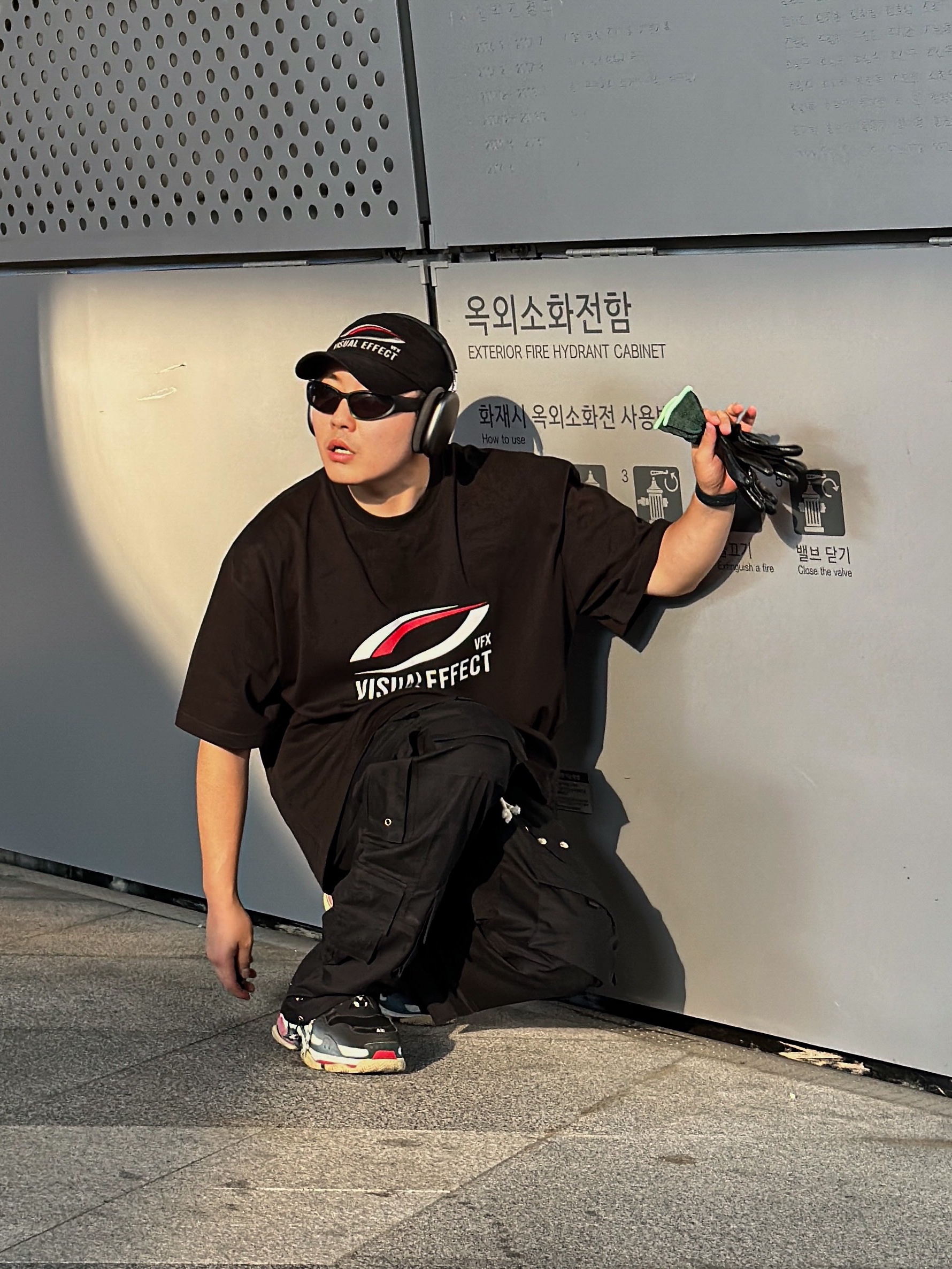 Balenciaga Triple S Sneakers Black Red 2022 착용 스타일 - 4