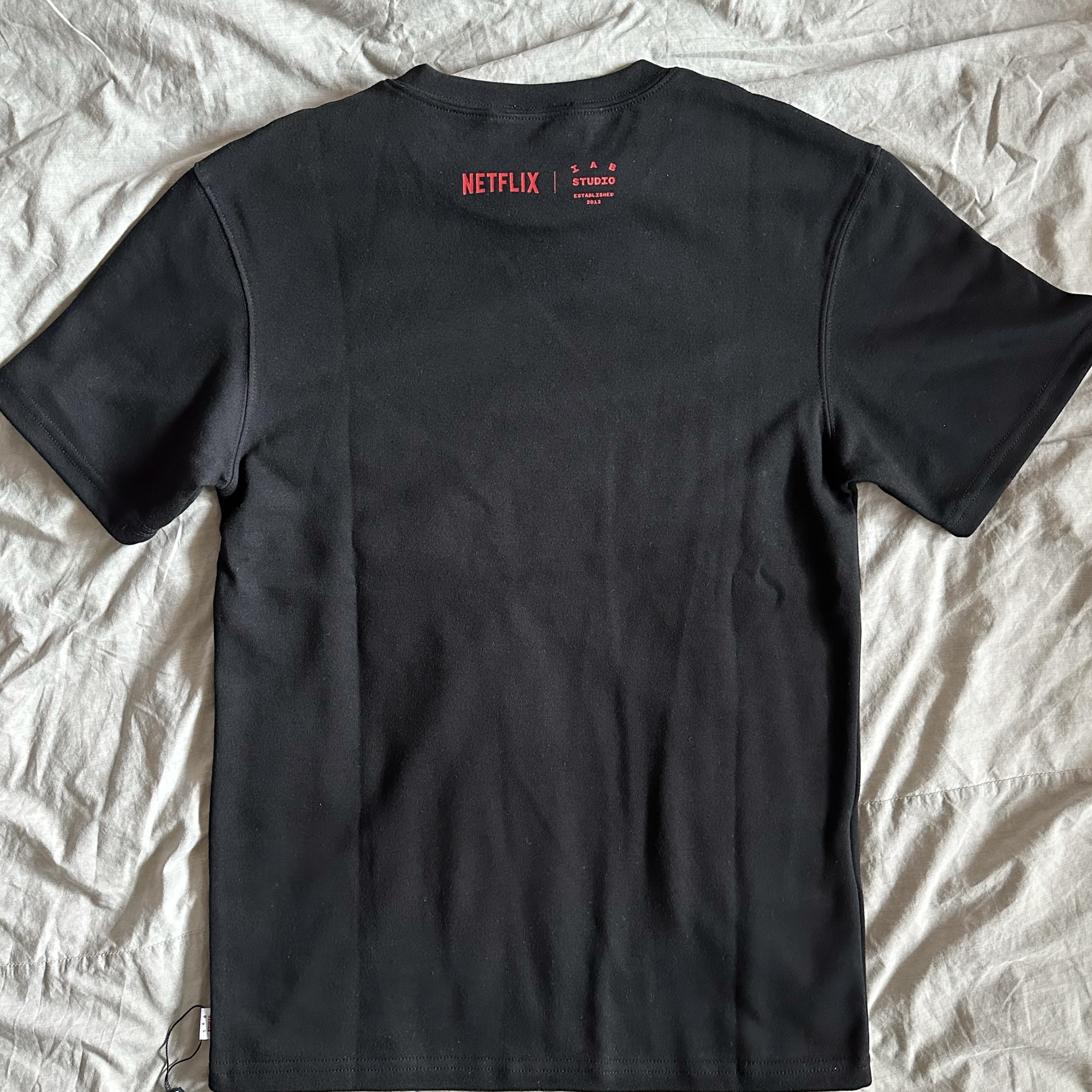 IAB Studio x Netflix SS T-Shirt Black 착용 스타일 - 2