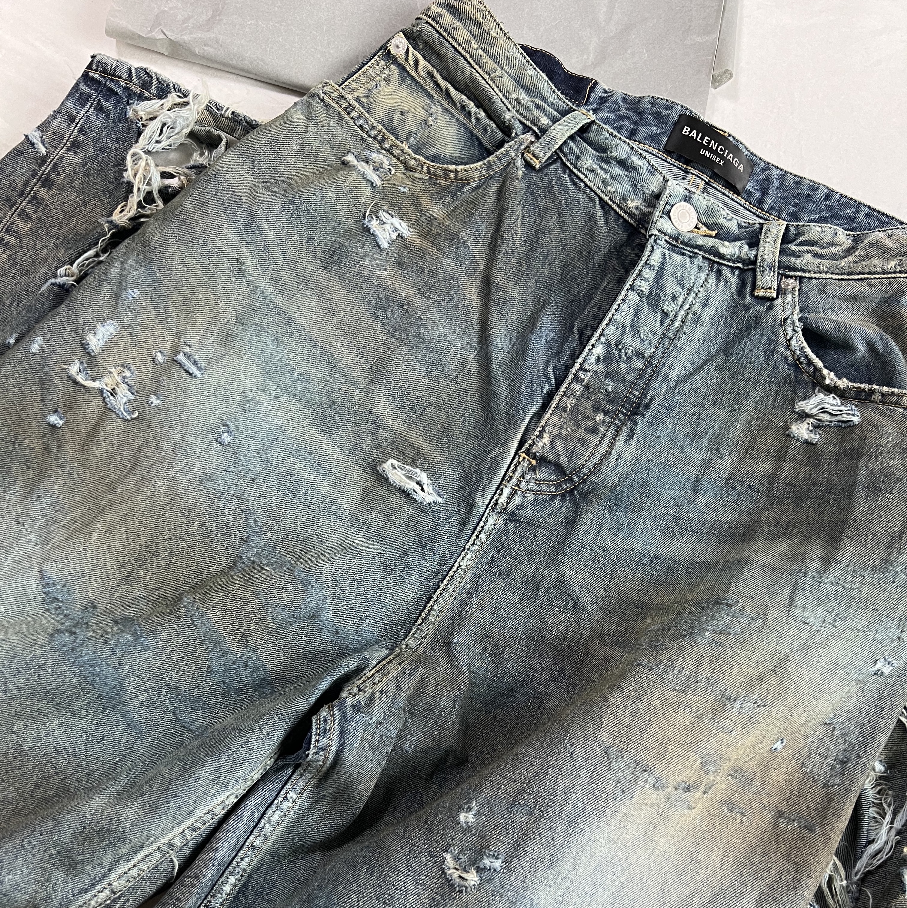 Balenciaga Super Destroyed Baggy Pants Light Blue 착용 스타일 - 1