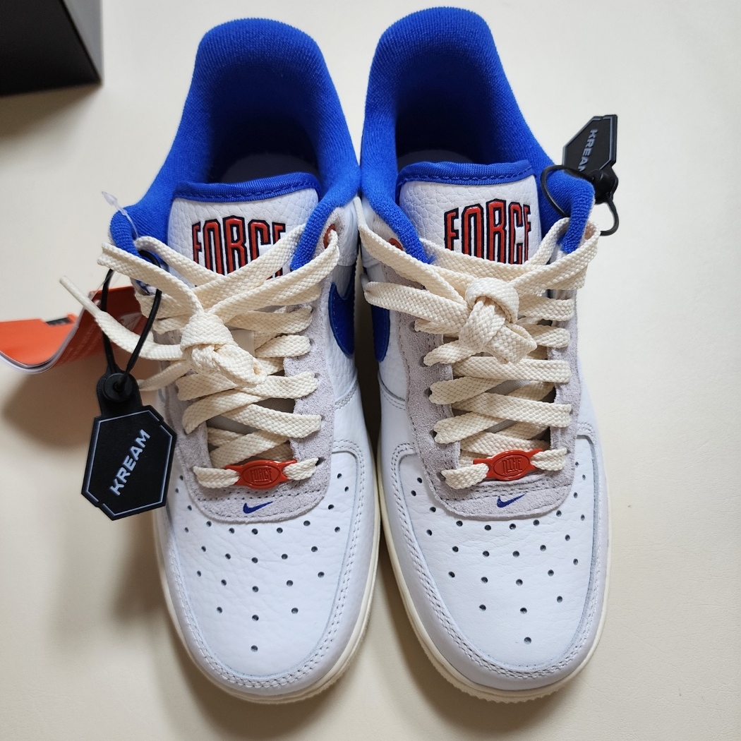(W) Nike Air Force 1 '07 LX University Blue and Summit White 착용 스타일 - 1
