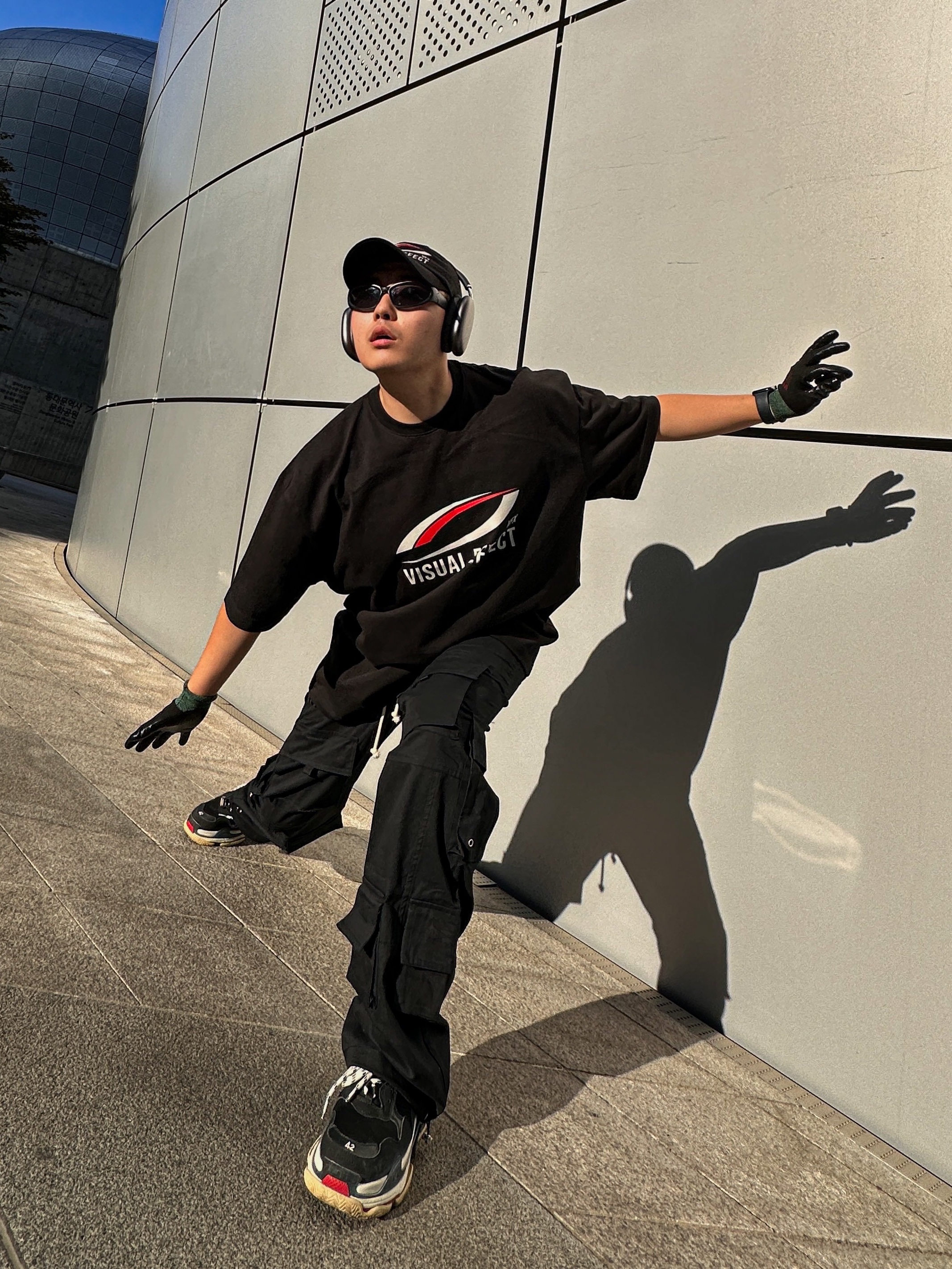 Balenciaga Triple S Sneakers Black Red 2022 착용 스타일 - 2