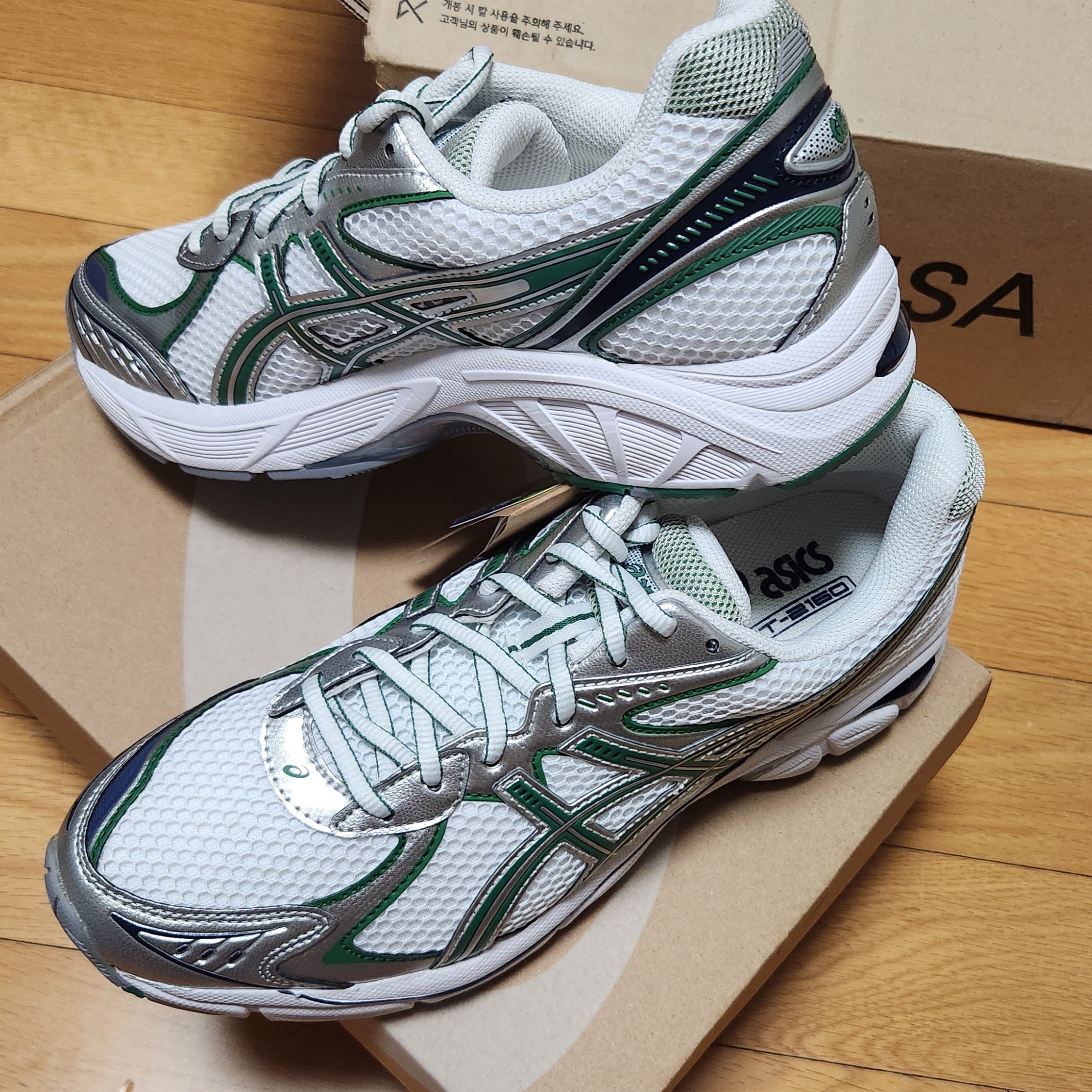 Asics GT-2160 White Shamrock Green 착용 스타일