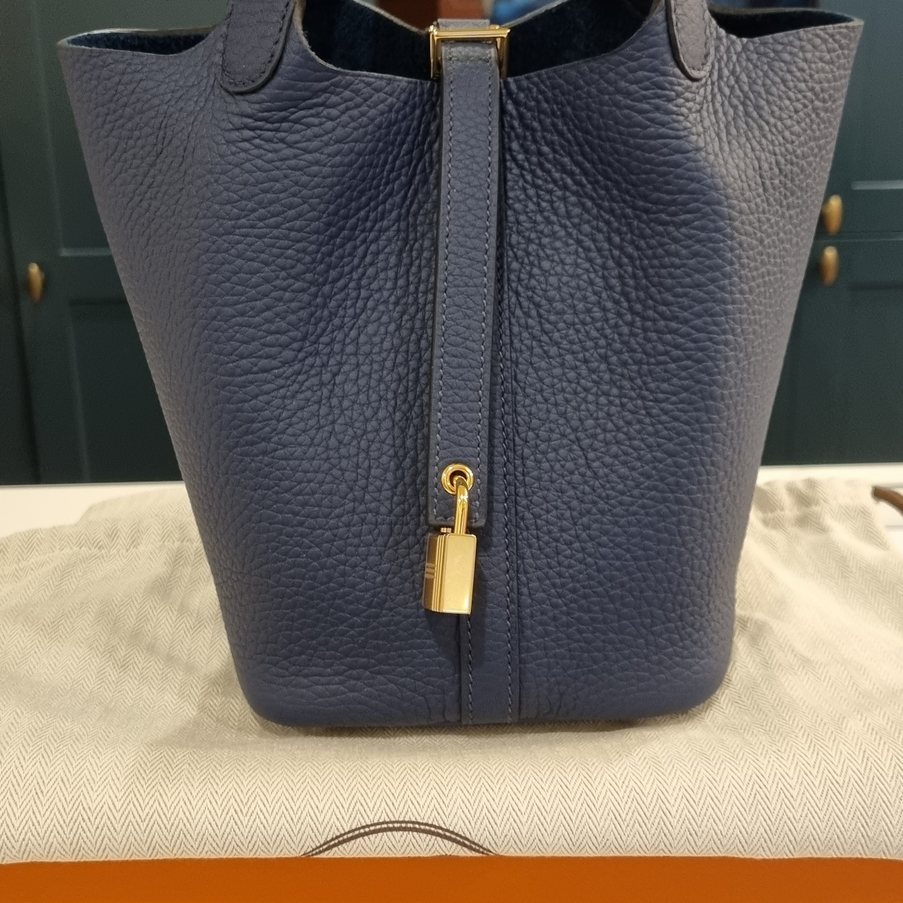Hermes Picotin Lock 18 Bag Clemence & Gold Bleu de Prusse 착용 스타일