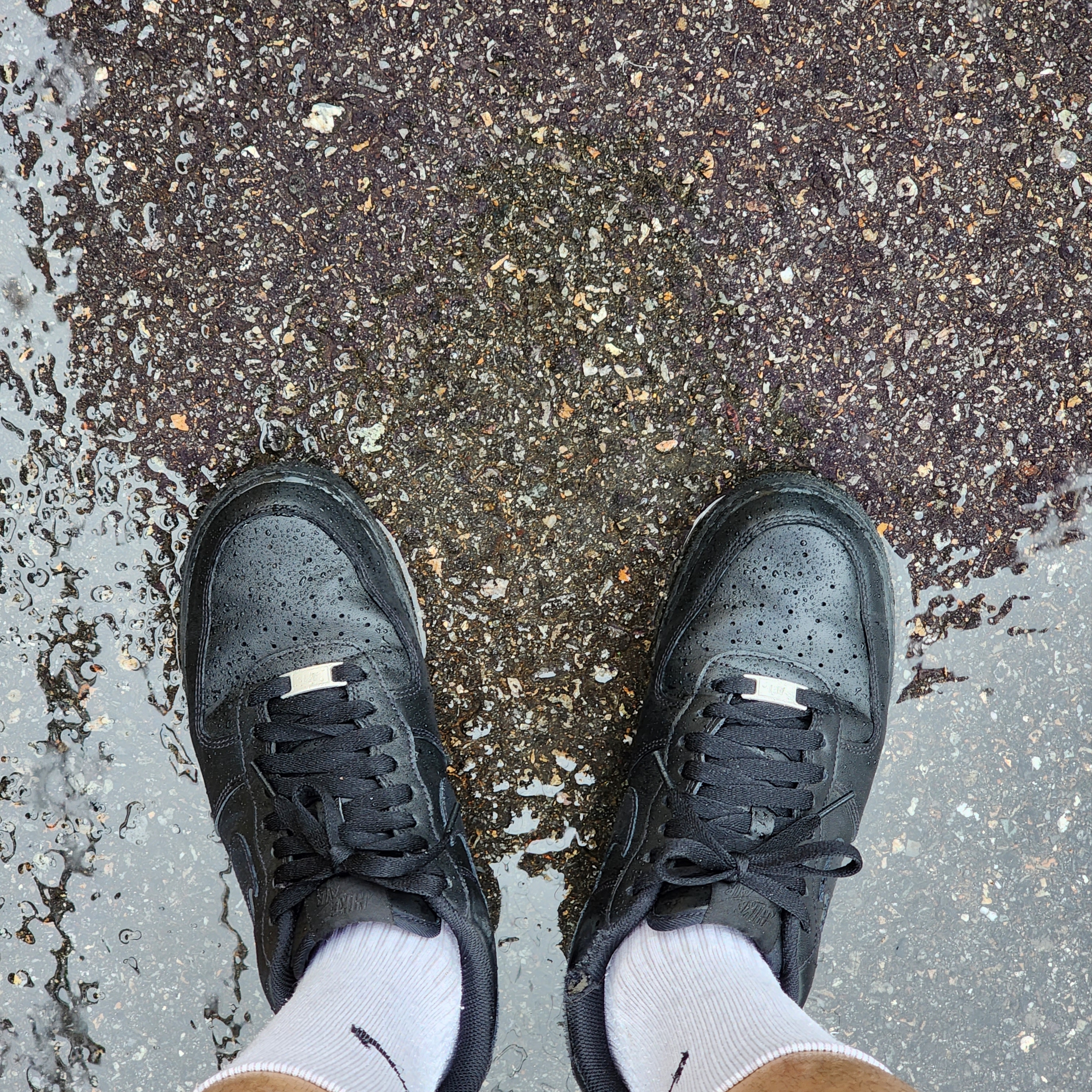 Nike Air Force 1 '07 Low Triple Black 착용 스타일