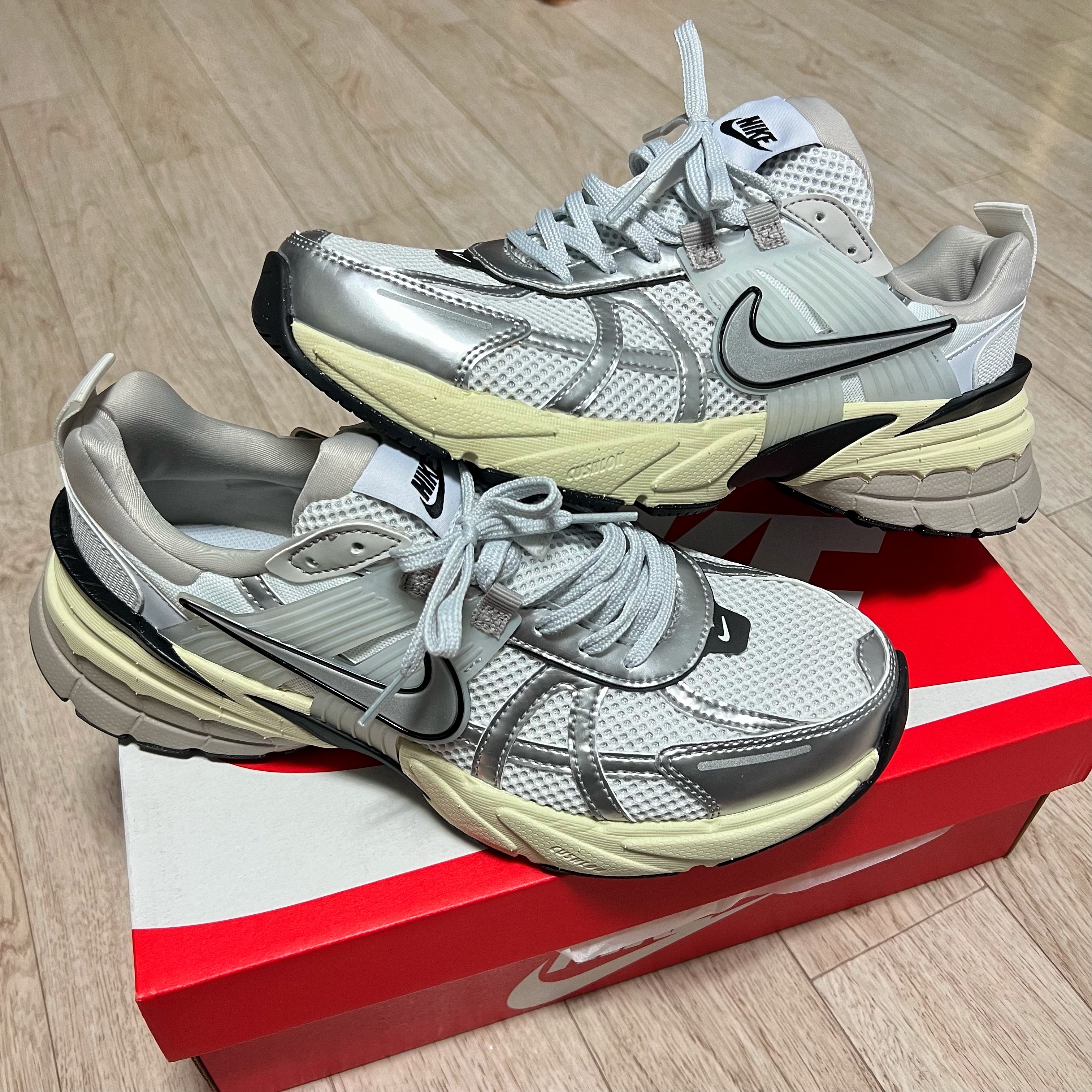 Nike V2K Run Summit White Metallic Silver 착용 스타일