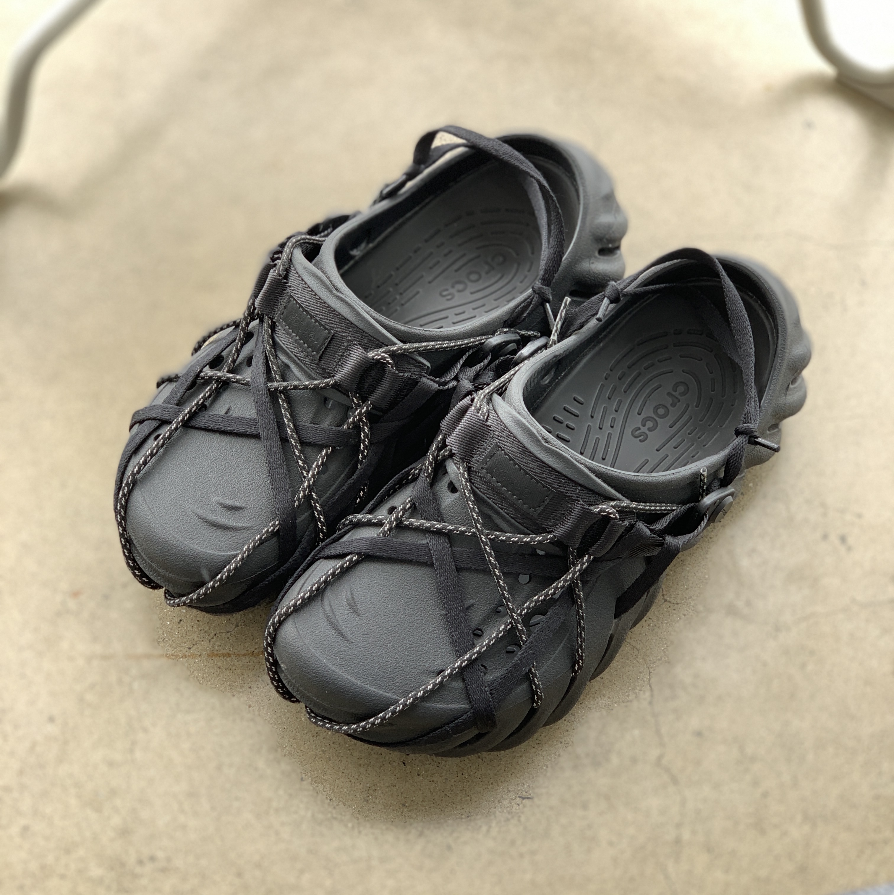 Stussy Basic Stussy T-Shirt Black 2023, Crocs Echo Clog Black 착용 스타일 - 2