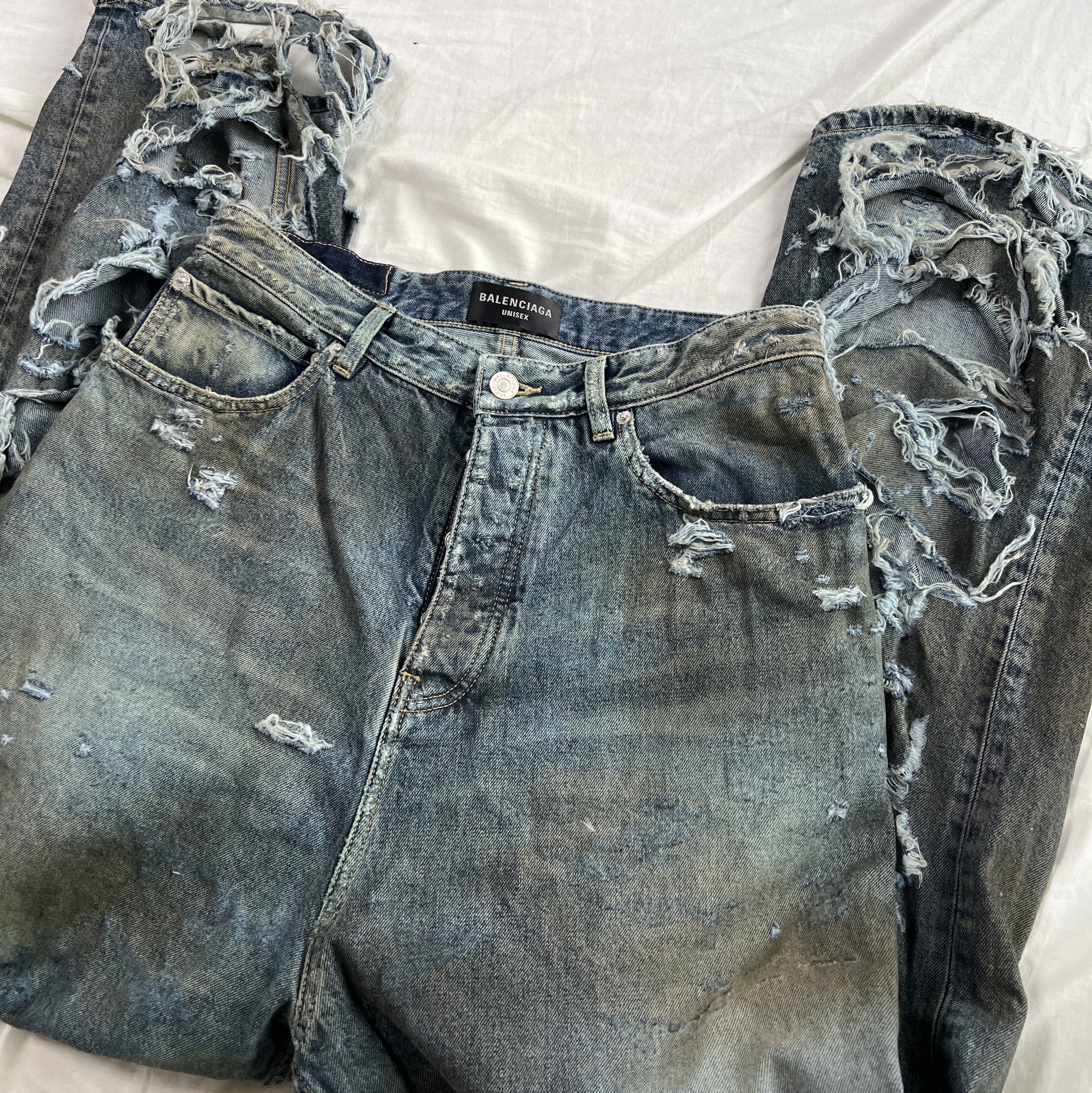 Balenciaga Super Destroyed Baggy Pants Light Blue 착용 스타일 - 2