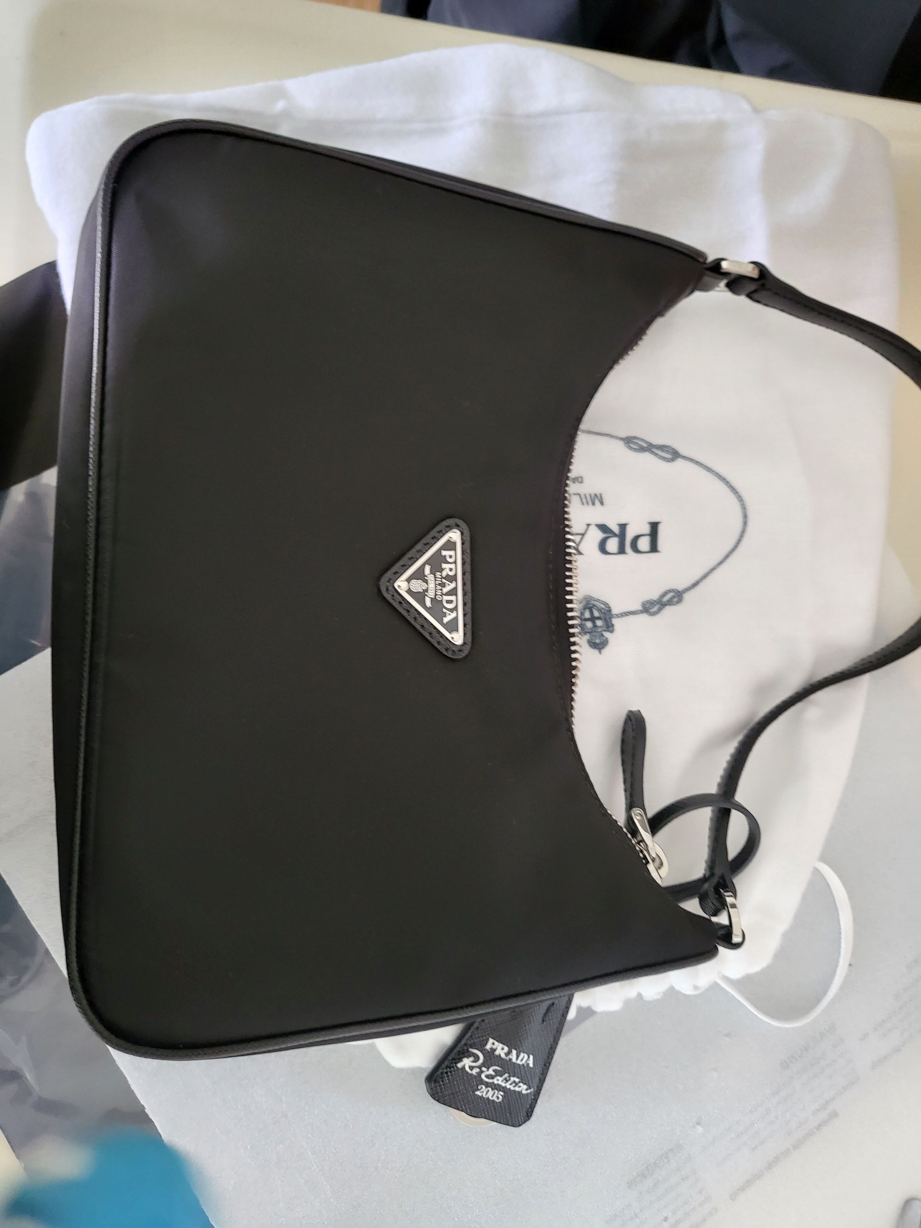 Prada Re-Edition 2005 Re-Nylon Mini Hobo Bag Black 착용 스타일