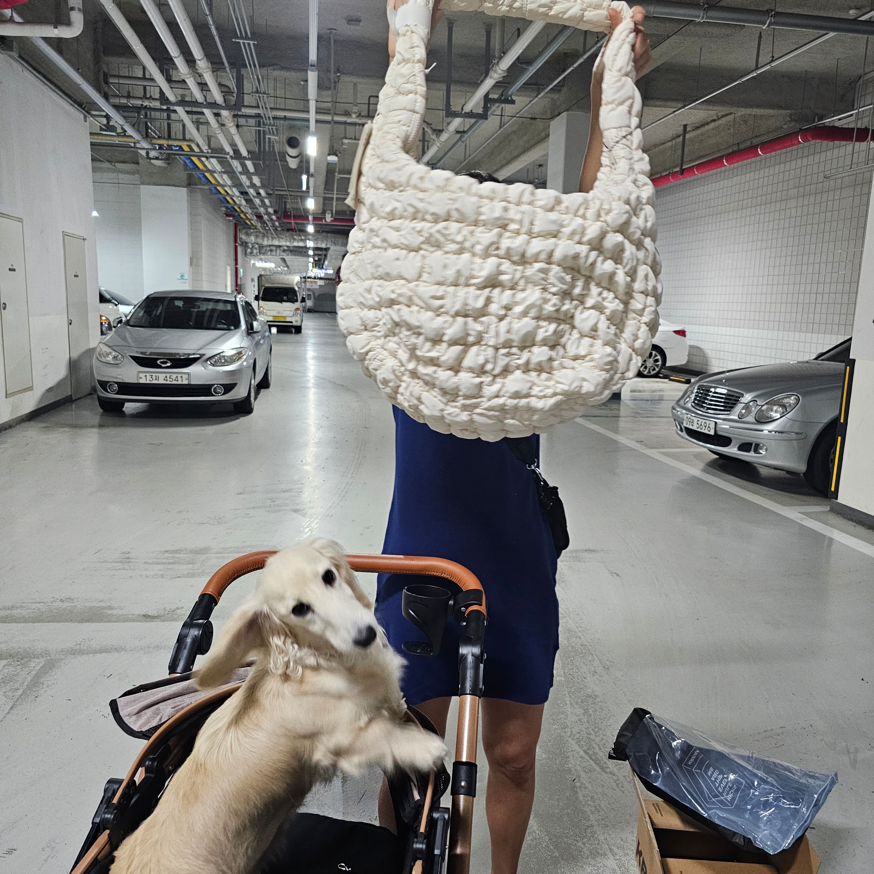 COS Quilted Oversized Shoulder Bag Off White Light Beige 착용 스타일