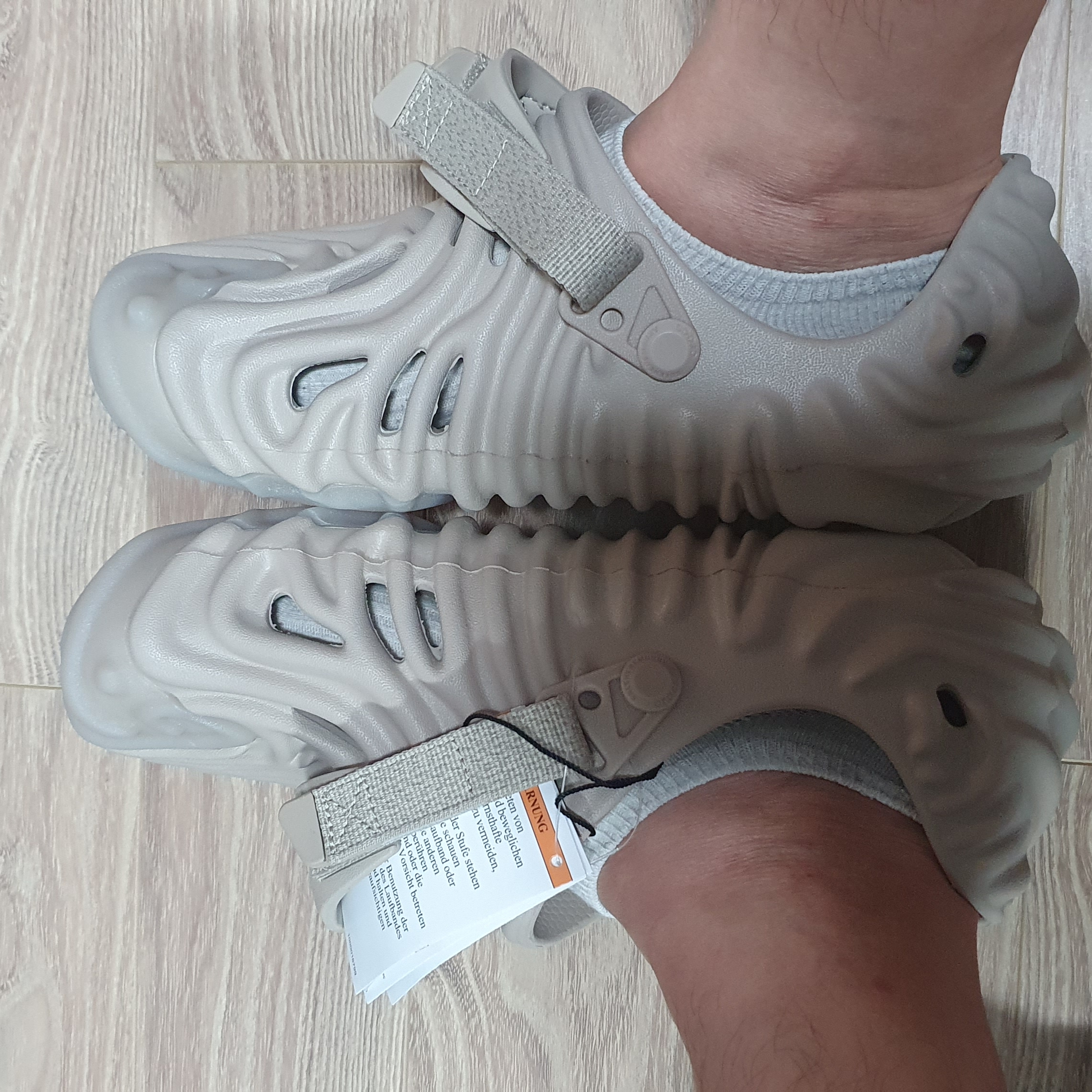 Crocs x Salehe Bembury Pollex Clog Horchata 착용 스타일 - 2