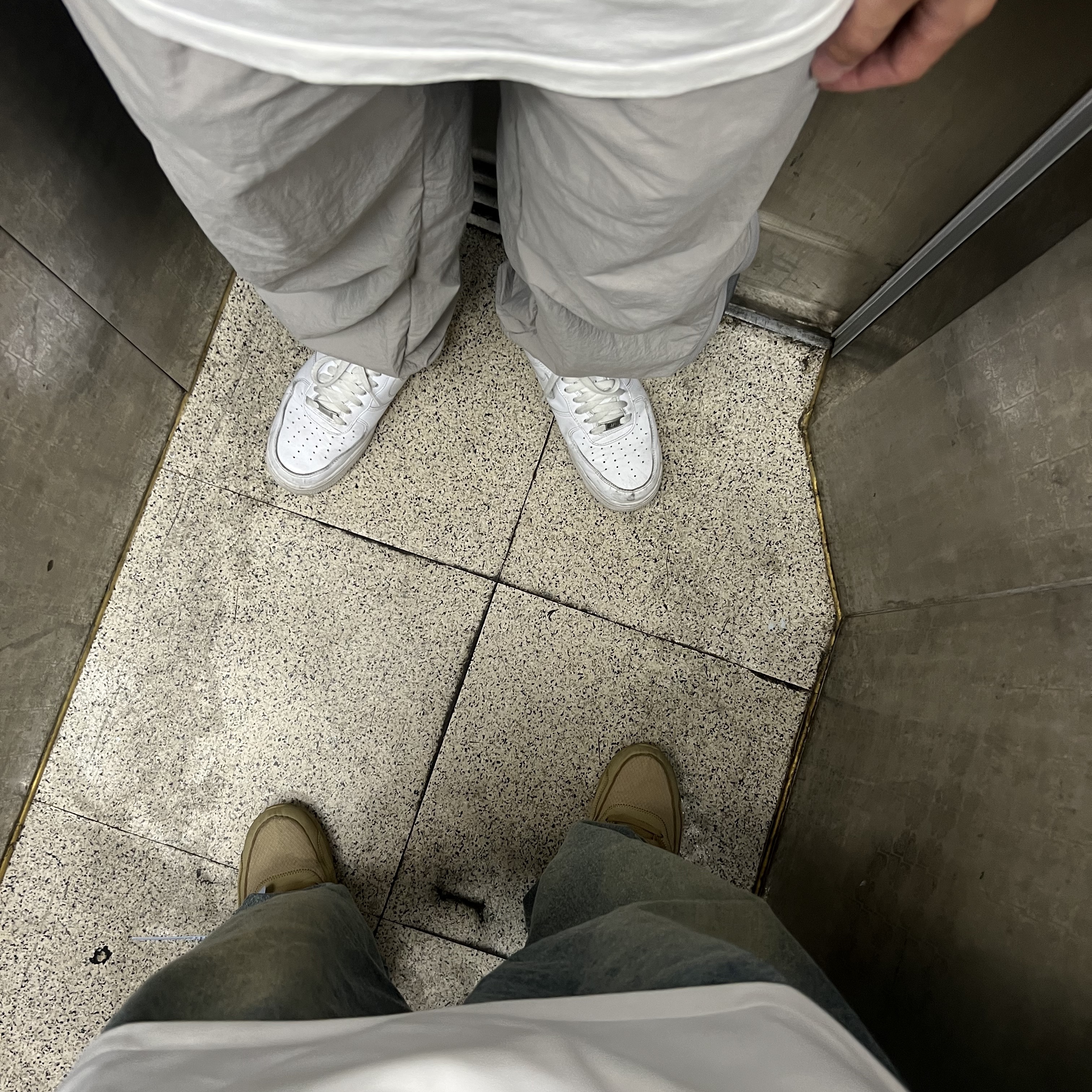 Nike x Off-White Air Max 90 V2 Desert Ore, Nike Air Force 1 '07 Low White 착용 스타일