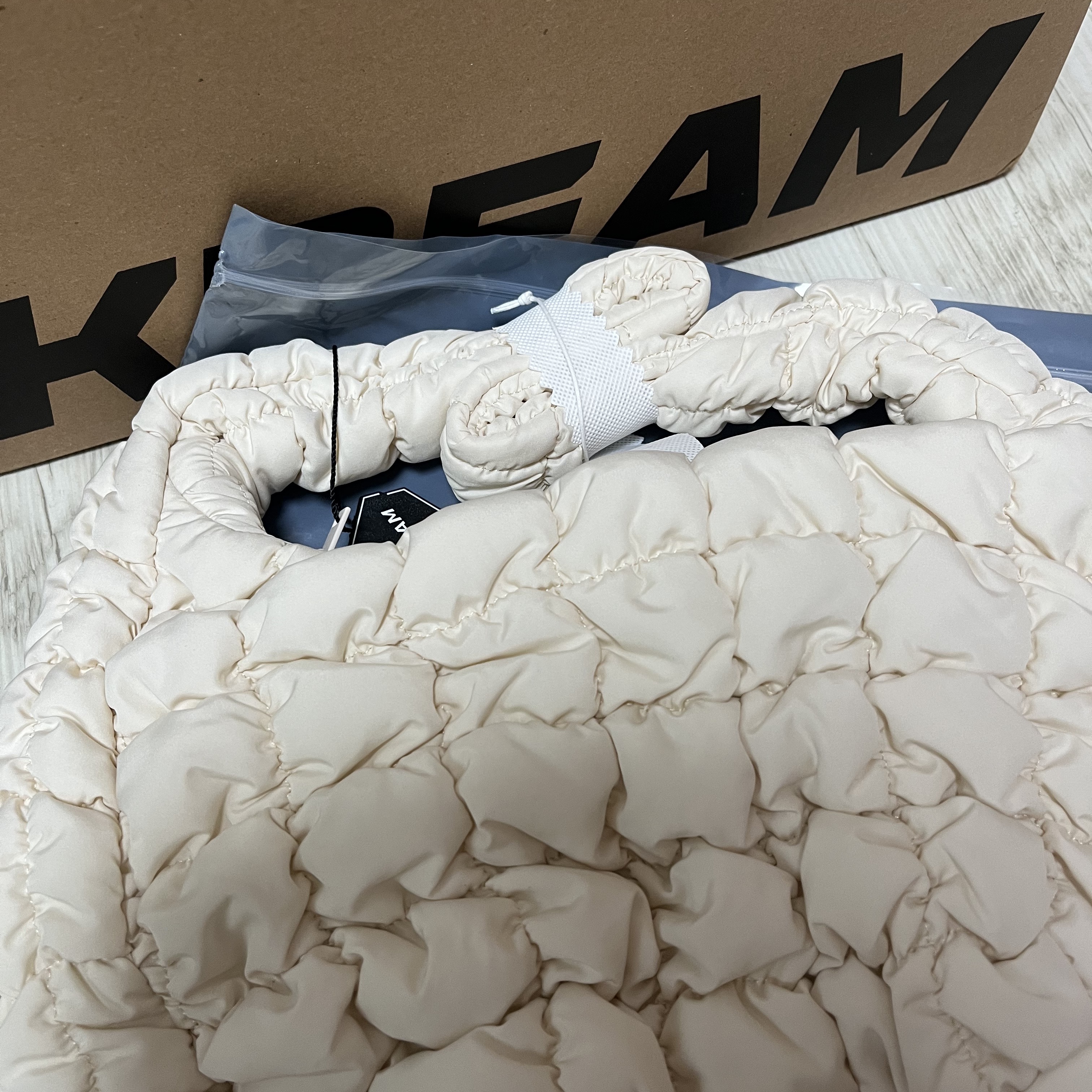 COS Quilted Mini Bag Cream 착용 스타일