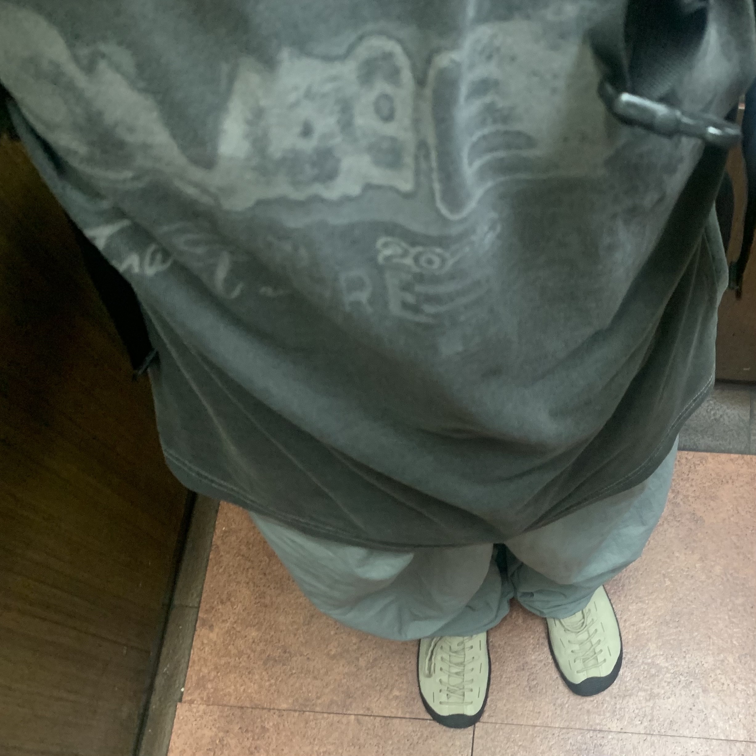 Keen Jasper Suede Sneakers Silver Mink 착용 스타일 - 2