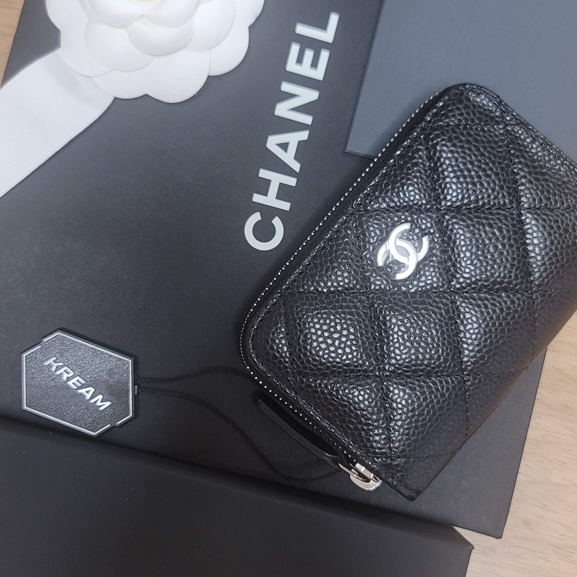 Chanel Classic Zipped Coin Purse Grained Calfskin & Silver Black 착용 스타일