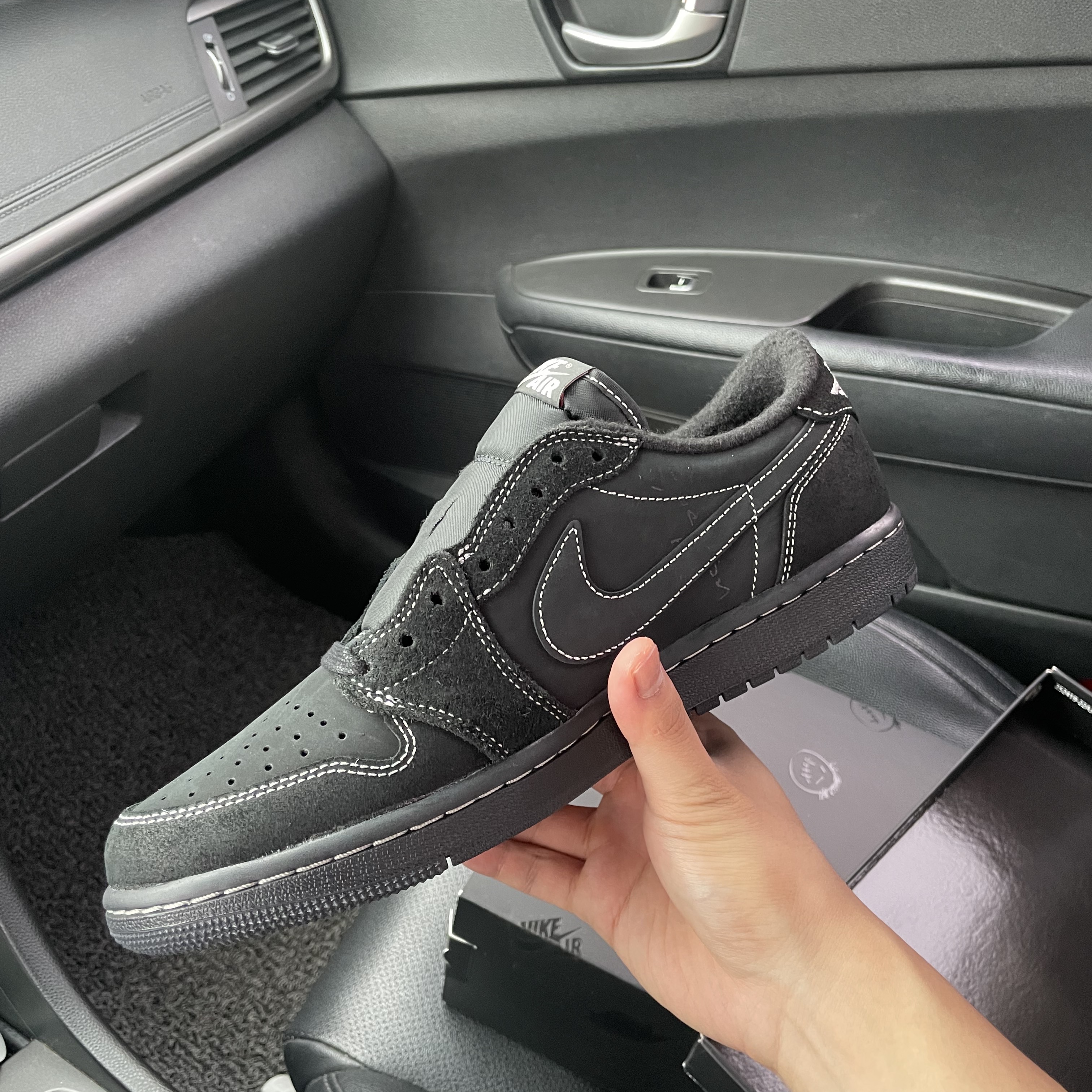 Jordan 1 x Travis Scott Retro Low OG SP Black Phantom 착용 스타일 - 2