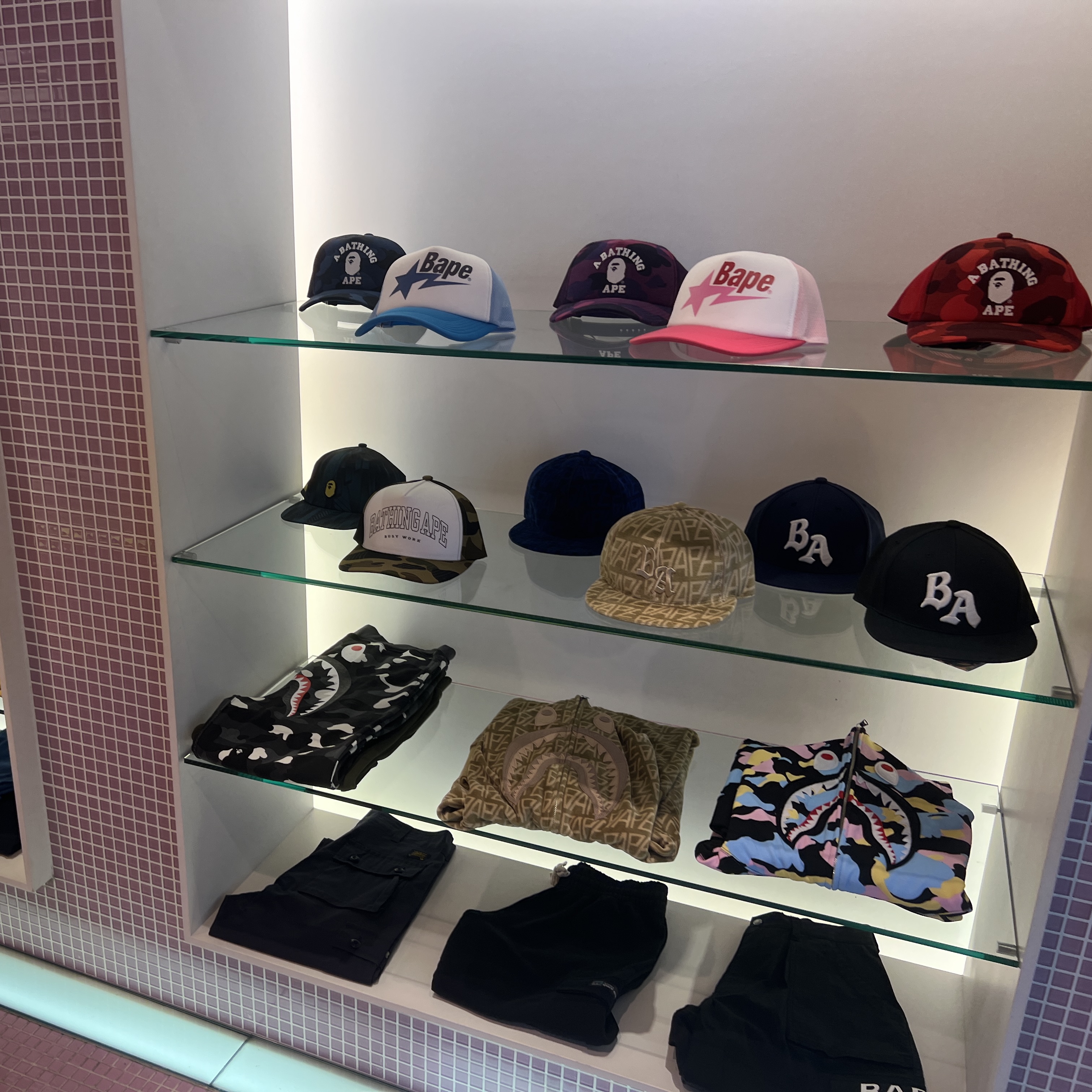 BAPE x Neighborhood Cap Green, Stussy x BAPE Trucker Cap Purprle 착용 스타일 - 2