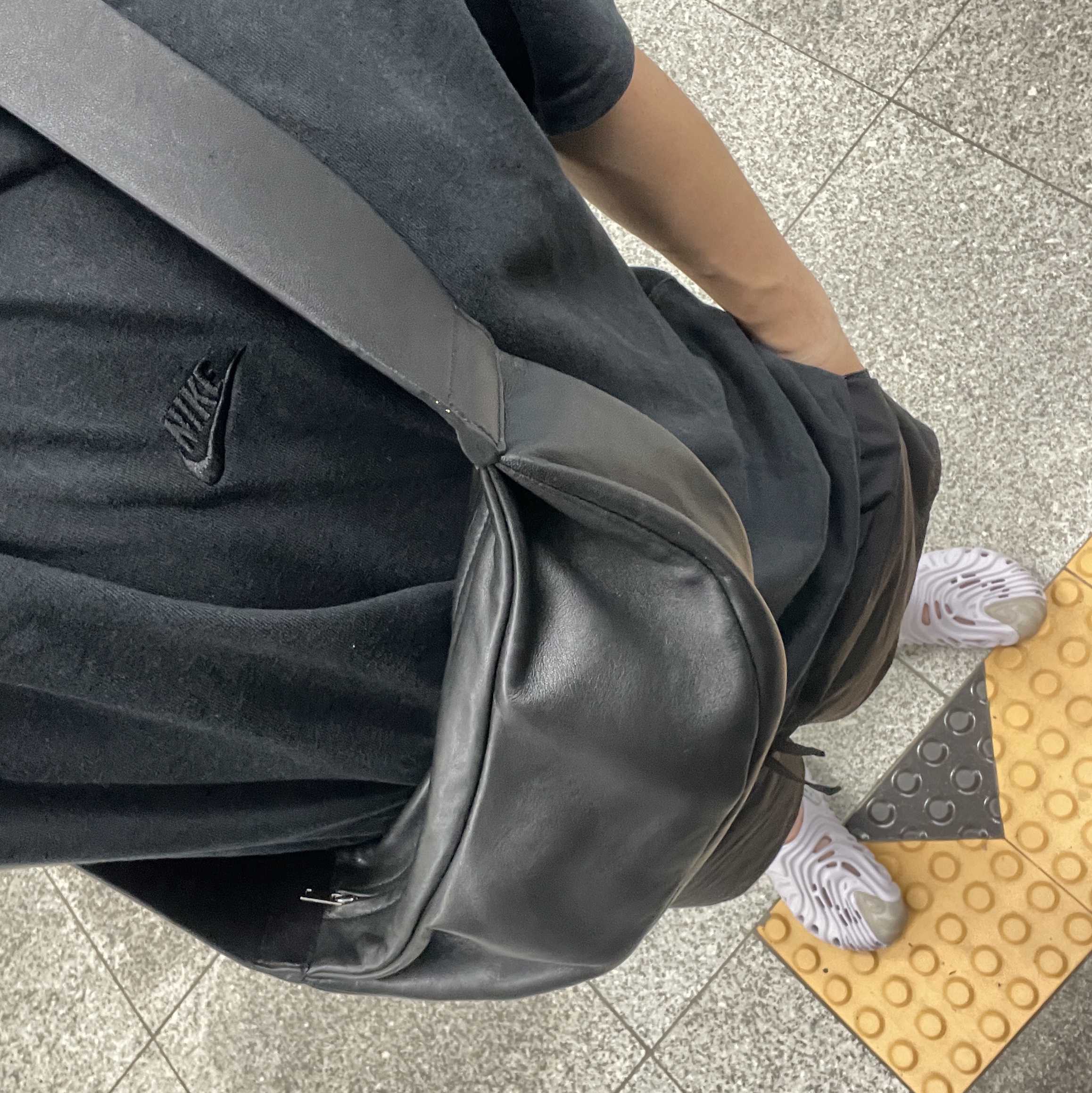 Nike NSW Premium Essential T-Shirt Black - Asia, COS Leather Crossbody Bag Black 착용 스타일