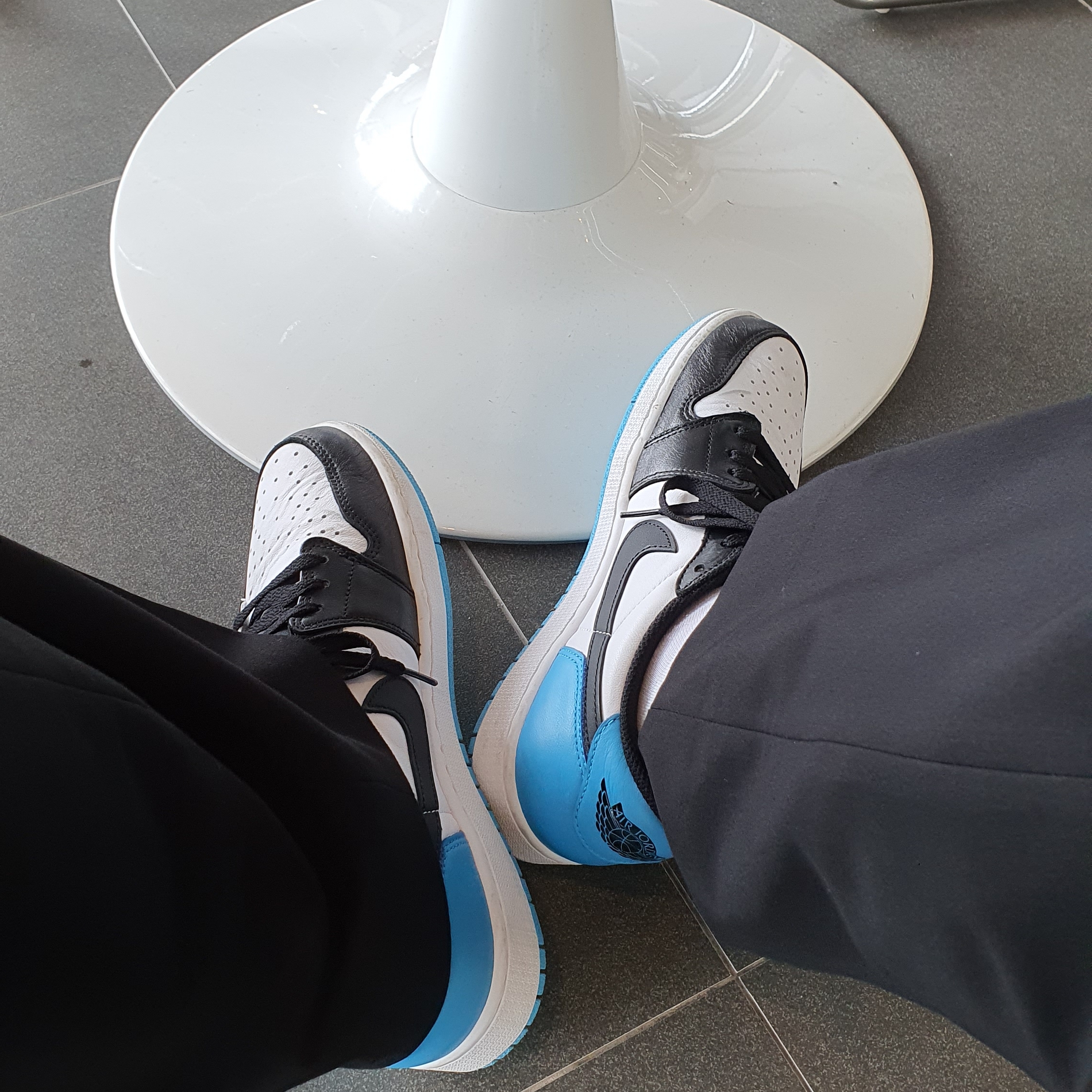 Jordan 1 Retro Low OG Black and Dark Powder Blue 착용 스타일