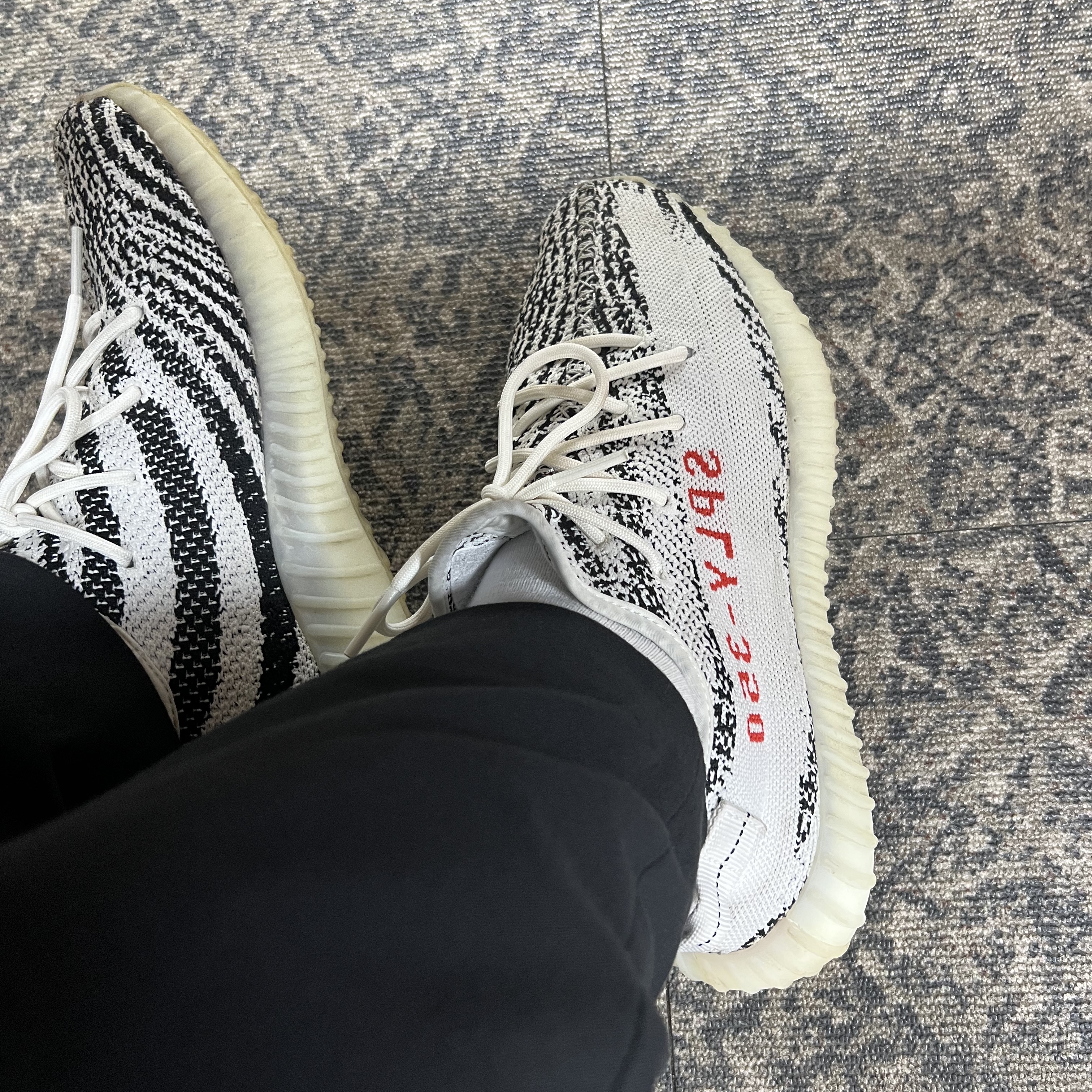 Adidas Yeezy Boost 350 V2 Zebra 2017/2019/2020 착용 스타일 - 2