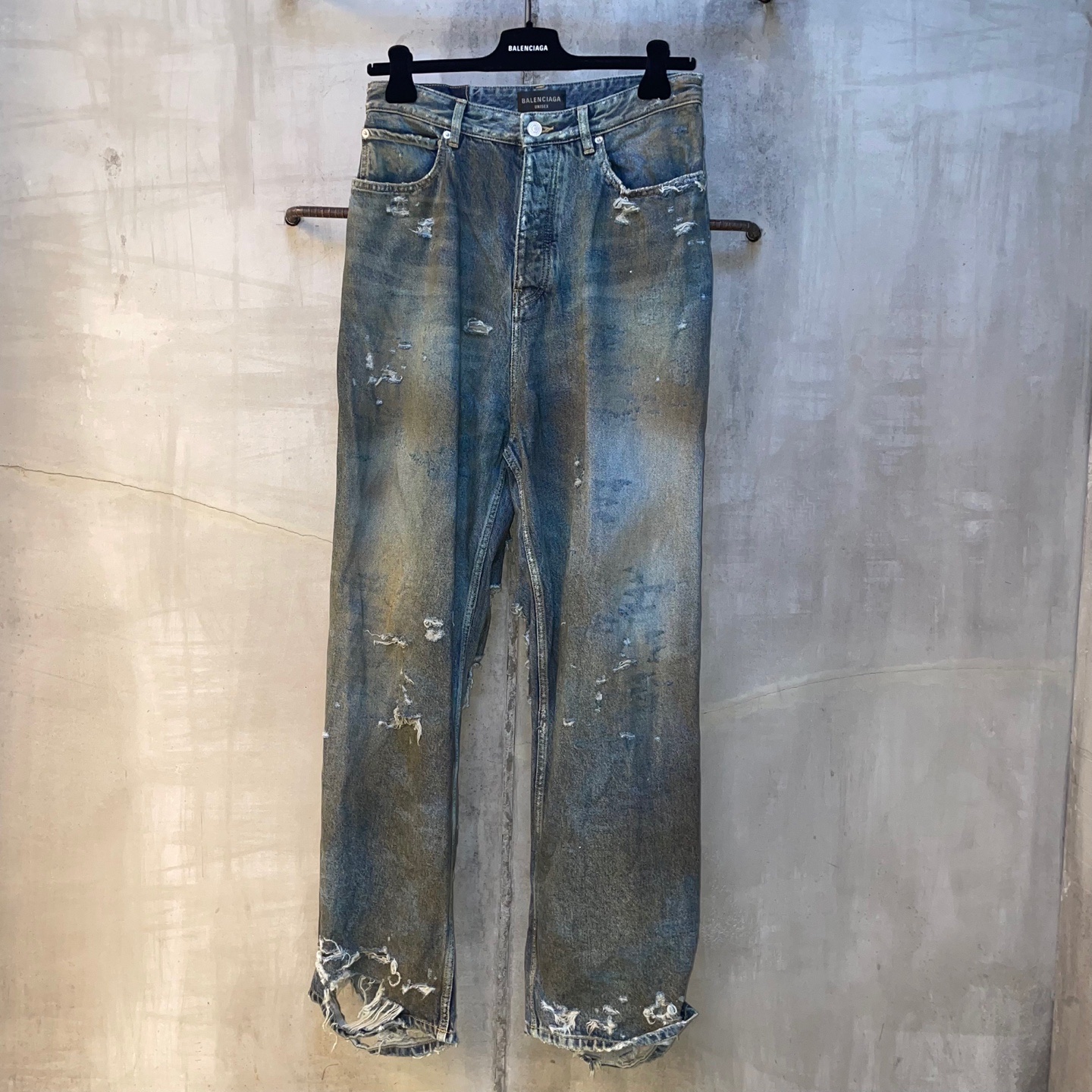 Balenciaga Super Destroyed Baggy Pants Light Blue 착용 스타일 - 3