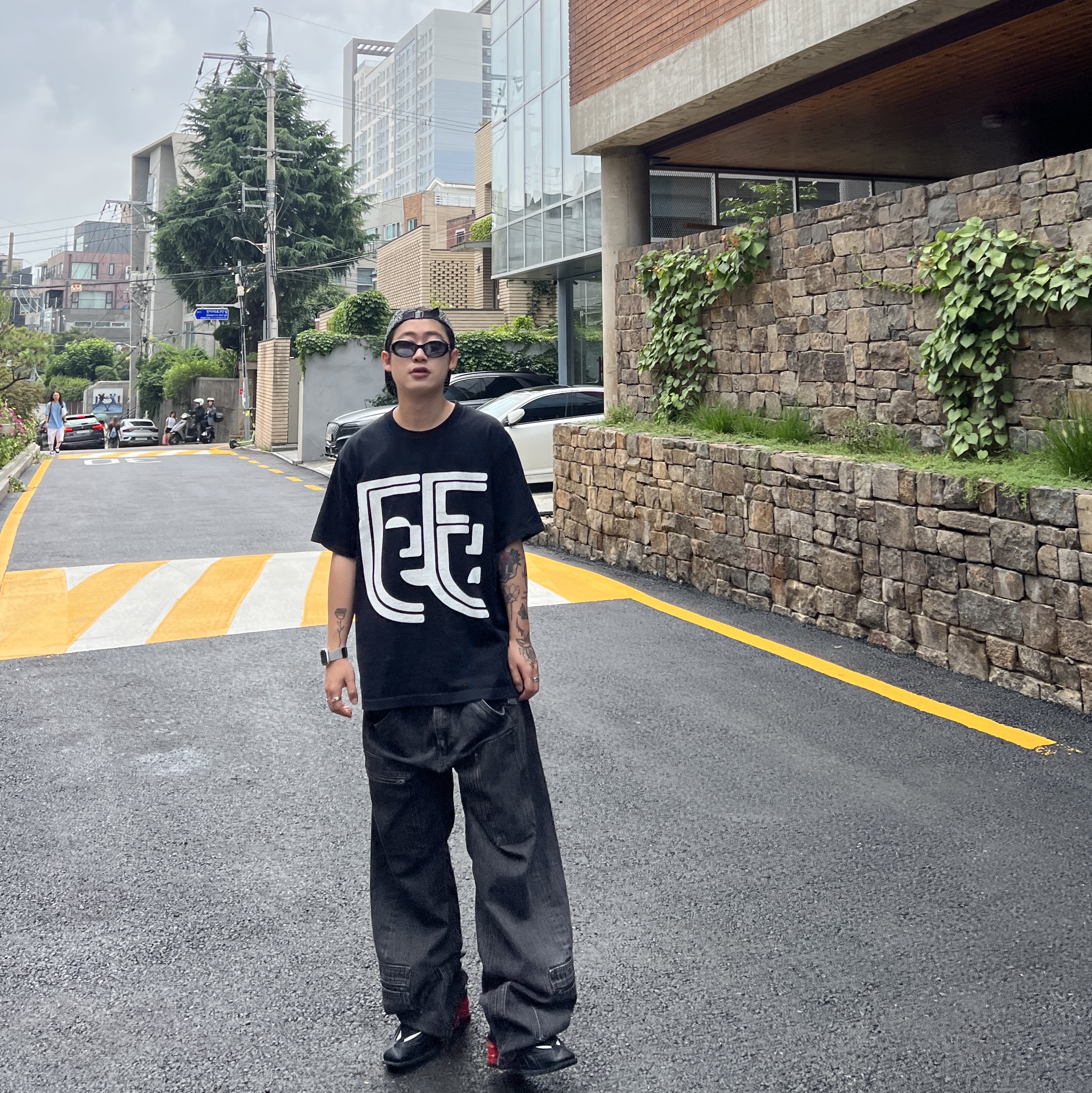 Gentle Monster La Mode 01 Black, Nike x Martine Rose Shox MR4 Black 착용 스타일 - 3