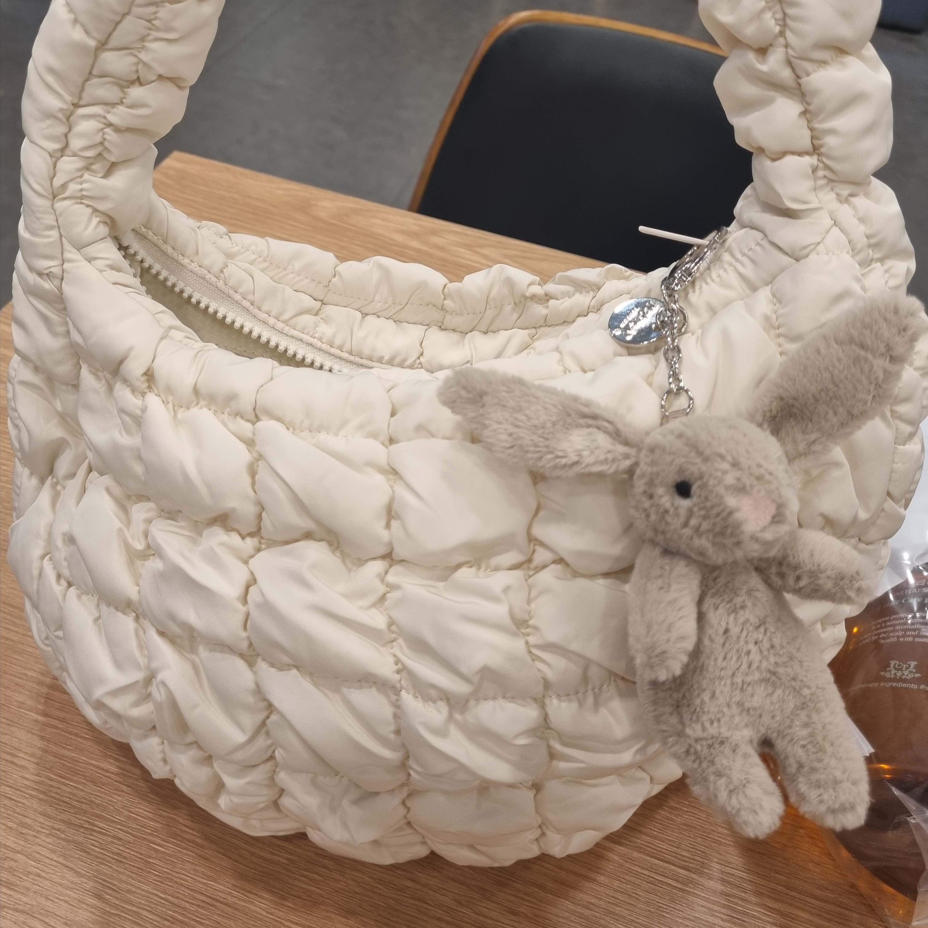 COS Quilted Mini Bag Cream, Jellycat Bashful Bunny Bag Charm Beige 착용 스타일